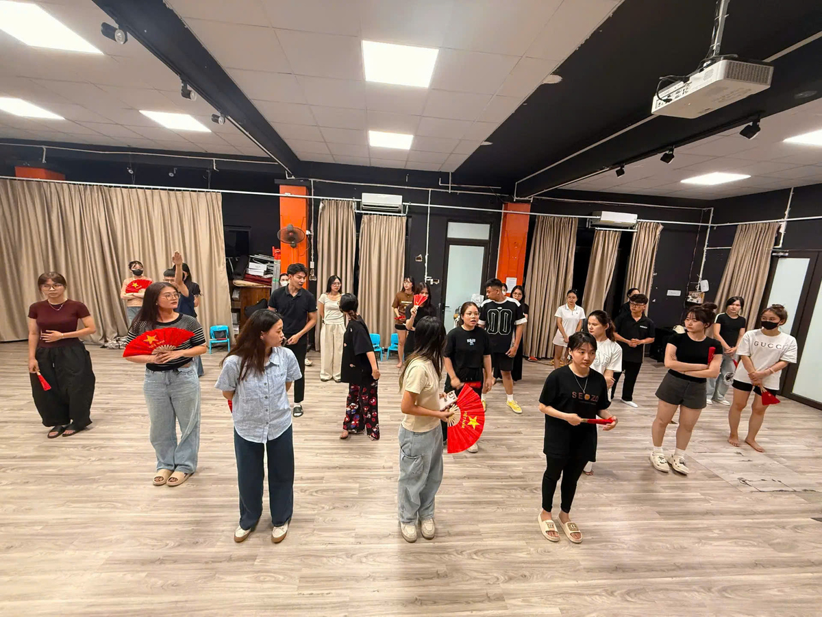 <p class="Normal" style="text-align:justify;"> Mỗi mùa sinh nhật về, Phạm Thị Kiều Ánh - cán bộ Văn hóa & Đoàn thể FPT Retail - lại tất bật, vội vã trong guồng chuẩn bị, tuy vất vả nhưng lúc nào cũng đầy ắp tiếng cười. Năm nay, để sẵn sàng cho Hội diễn, Bán lẻ FPT huy động gần 30 thành viên, kiên trì tập luyện đều đặn 2,5 giờ mỗi ngày sau giờ làm.</p> <p class="Normal" style="text-align:justify;"> Do đặc thù nhân sự phân tán tại các shop khắp Hà Nội, việc tập hợp đội hình tốn không ít công sức. Thế nhưng, ai nấy đều mang theo sự nhiệt tình và quyết tâm cao độ. Tất cả cùng chung mong muốn mang đến một tiết mục đậm chất nhà Bán lẻ, qua đó gửi gắm tiếng nói của CBNV đến toàn thể cộng đồng FPT trong ngày hội lớn.</p>