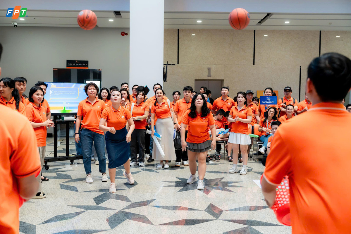 <p class="Normal" dir="ltr" style="text-align:justify;"> Đến câu thứ 6, đội cứu trợ được mời vào tham gia thử thách - 5 nam và 5 nữ, với thử thách đặt ra là ném bóng vào sọt. <span>60 số bóng trúng đích tương đương gần như toàn bộ thí sinh quay lại sàn đấu.</span></p>