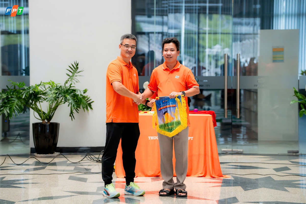 <p class="Normal" dir="ltr" style="text-align:justify;"> Khác với lần thi tại TP HCM, người F Cần Thơ gần như bám trụ đến những câu cuối cùng, độ thấu hiểu về F khiến khán giả thán phục.</p> <p class="Normal" dir="ltr" style="text-align:justify;"> Hết 20 câu hỏi, vẫn chưa tìm được Quán quân. 2 thí sinh cuối tiếp tục trả lời xuất sắc tất cả câu hỏi tự luận mà BTC đặt ra. Kết quả, thầy Nguyễn Võ Thông Thái - giảng viên trường ĐH FPT đã nhanh tay đưa ra đáp án đúng, khi BTC quyết định thay đổi thể lệ cuộc thi - ai có đáp án đúng và nhanh nhất sẽ chiến thắng.</p>