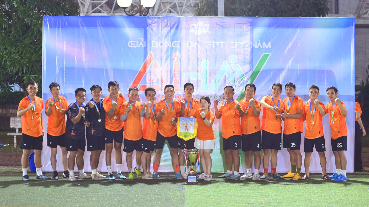 <p class="Normal" dir="ltr" style="text-align:justify;"> Đến 20h, vòng chung kết giải bóng đá FPT Cup bế mạc. FE 1 &lpar;thuộc Giáo dục FPT&rpar; giành vị trí Quán quân, nâng chiếc cúp vô địch trong mùa sinh nhật FPT 37, giải Nhì - Ba lần lượt thuộc về FSOFT 1 và FTEL.</p> <p class="Normal" dir="ltr" style="text-align:justify;"> Hoạt động mừng sinh nhật FPT tuổi 37 khép lại tại miền Tây. Người F tiếp tục chờ đợi một mùa sinh nhật tiếp theo để được tề tựu vui chơi cùng nhau.</p>