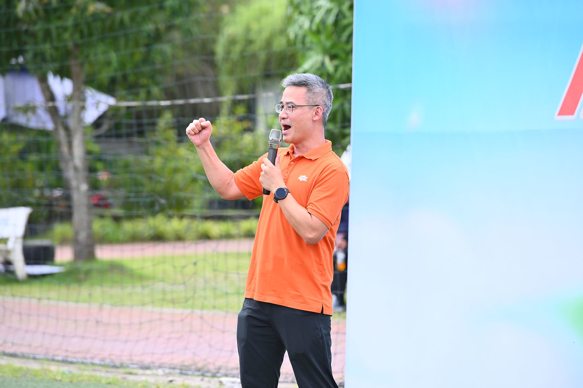 <p class="Normal" dir="ltr" style="text-align:justify;"> 14h, chương trình mừng sinh nhật FPT 37 chính thức khai mạc. Chương trình lần này có sự tham dự của anh Chu Hùng Thắng - Phó Tổng giám đốc Viễn thông FPT, chị Nguyễn Đỗ Quyên - Phó Tổng giám đốc FPT Retail, anh Huỳnh Trọng Nguyễn - Giám đốc Kinh doanh Synnex FPT, anh Nguyễn Hùng Dũng - Giám đốc cơ sở FPT Greenwich Cần Thơ, chị Nguyễn Thị Uyên Thúy - Hiệu trưởng FPT School Cần Thơ, anh Nguyễn Hải Đăng - Trưởng Văn phòng Dịch vụ kỹ thuật FPT IS Cần Thơ, chị Thái Phạm Tuyết Anh - Chánh văn phòng Giáo dục FPT Cần Thơ cùng lãnh đạo các cấp và CBNV.</p> <p class="Normal" dir="ltr" style="text-align:justify;"> Phát biểu tại sự kiện, anh Chu Hùng Thắng nói: "Đây là lần đầu tôi tham gia mừng sinh nhật FPT tại miền Tây. Không khí hôm nay vừa vui, vừa sôi động. Chúc tất cả người F thi đấu đoàn kết, máu lửa, hết mình và vui vẻ".</p> <p class="Normal" dir="ltr" style="text-align:justify;"> Sau đó, anh bắt nhịp cho người F hô vang khẩu hiệu: F37 - miền Tây, F37 - rực rỡ, F37 - mãi đỉnh.</p>