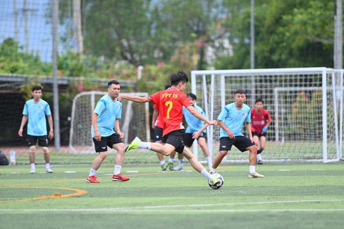 <p class="Normal" dir="ltr" style="text-align:justify;"> Hàng loạt các lượt trận tranh đấu tiếp theo đã diễn ra. Cầu thủ đến từ các đơn vị lăn xả hết mình trên sân cỏ. Họ thi đấu không khoan nhượng để bảo vệ khung thành và tìm kiếm bàn thắng. Cùng tiếng hò reo cổ vũ từ khán giả, các đội thi với quyết tâm ngùn ngụt giúp đội nhà giành thắng lợi.</p> <p class="Normal" dir="ltr" style="text-align:justify;"> FE 2 &lpar;thuộc Giáo dục FPT&rpar; tranh tài cùng FIS &lpar;thuộc FPT IS&rpar;. Khung thành nhà Giáo liên tục rung lên. Kết quả, 1-4 cho FE 2 - FIS. Cùng lúc, FE 1 &lpar;thuộc Giáo dục FPT&rpar; chạm trán FTG &lpar;Synnex FPT&rpar;. Vượt ngoài mong đợi, FE 1 ghi 7 bàn thắng, trong khi đó FTG chỉ gỡ được 1 bàn.</p> <p class="Normal" dir="ltr" style="text-align:justify;"> Sau đó là 10 trận giao tranh để tìm ra đội bóng tranh Chung kết và hạng Ba.</p>