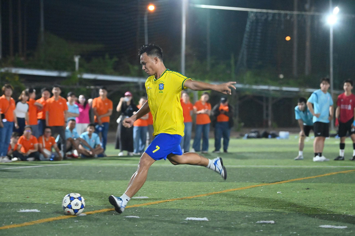 <p class="Normal" dir="ltr" style="text-align:justify;"> FTEL và FRT chính thức chạm trán trong trận tranh hạng 3. Dù không phải cầu thủ chuyên nghiệp nhưng 2 đội thi đấu đã cống hiến một trận đấu mãn nhãn, với tinh thần fair-play và sự nỗ lực không ngừng. Những cú sút nhắm thẳng vào khung thành, thủ môn “nghiêng ngả” bảo vệ lướt nhà. Hết giờ đấu, cả 2 đội bóng cầm hòa 2 bàn và bước vào trận đá luân lưu.</p> <p class="Normal" dir="ltr" style="text-align:justify;"> Kém may mắn, khung thành của FRT nhận đủ 5 quả bóng, trong khi FTEL vào 3 quả. Chung cuộc, FTEL đạt hạng Ba.</p> <p class="Normal">  </p>