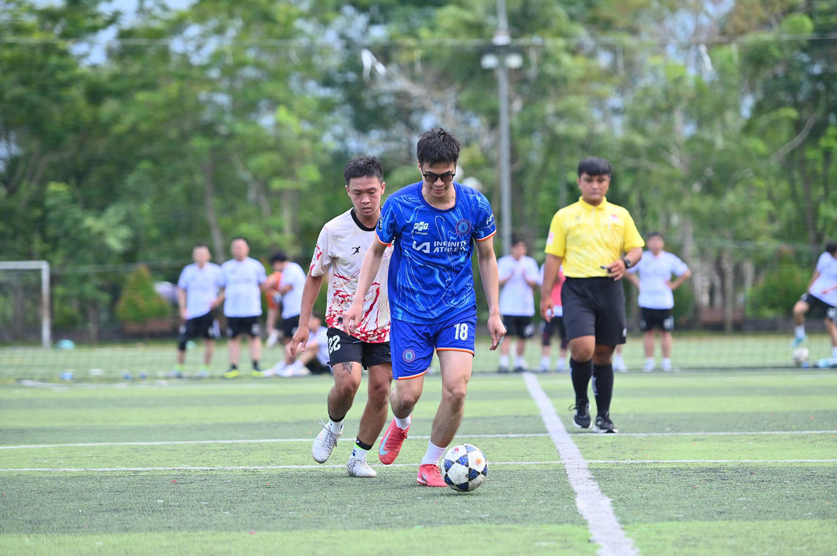 <p class="Normal" dir="ltr" style="text-align:justify;"> Còn tại trận chung kết giữa FE 1 và FSOFT 1 đã cống hiến những pha cản phá xuất thần. Phần mềm FPT liên tục tấn công khung thành đối phương. Tuy nhiên, FE 1 lại mở màn bàn thắng đầu tiên, sau đó tiếp tục ghi thêm bàn nữa. FSOFT 1 thi đấu khí thế hơn và cầm hòa. Trận đá luân lưu xác định ngôi vương diễn ra gay cấn. Cuối cùng, FE 1 chính thức nâng cúp vô địch trong tiếng hò reo của khán giả.</p>