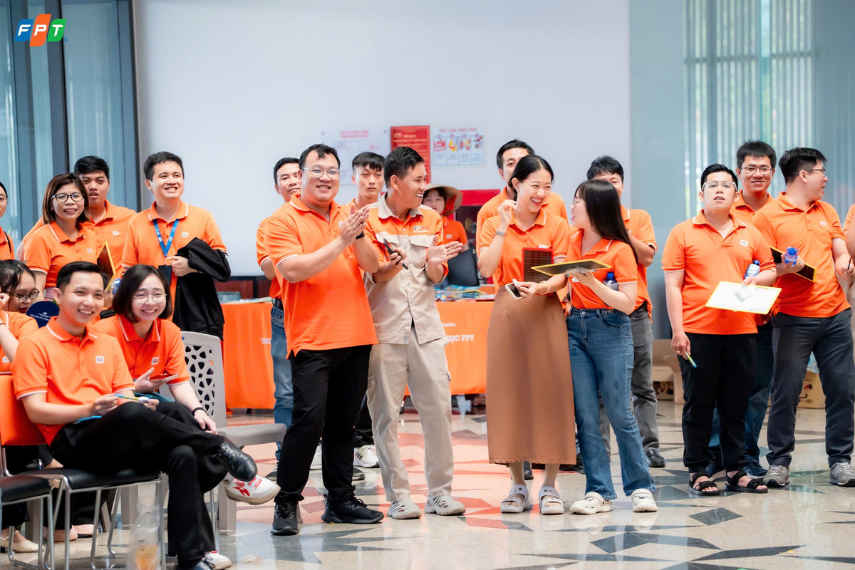 <p class="Normal" dir="ltr" style="text-align:justify;"> Câu hỏi khởi động không làm khó người F - STCo là viết tắt của từ gì. Liên tiếp các câu sau, người F vẫn trụ được với số lượng bình ổn. <span>Những pha trợ giúp công khai làm sàn thi đấu vừa căng thẳng, vừa hài hước.</span></p>