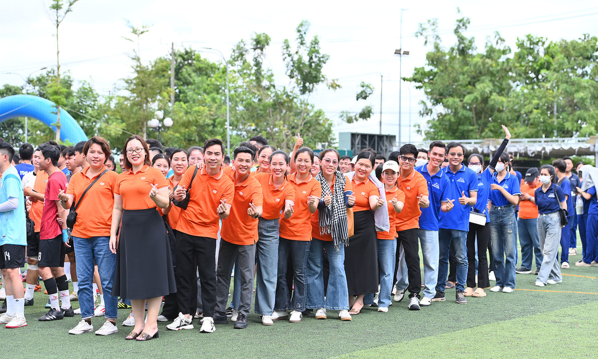 <p class="Normal" dir="ltr" style="text-align:justify;"> Chiều nay &lpar;13/9&rpar;, sân trường ĐH FPT campus Cần Thơ rộn ràng sắc cam khi người F ở các đơn vị miền Tây Nam Bộ đổ bộ về vui chơi sinh nhật. Dù chỉ có 2 hoạt động chính là bóng đá và cuộc thi AI Rung chuông nhưng CBNV vô cùng háo hức, chờ đợi phần tỏa sáng của đơn vị mình.</p> <p class="Normal" dir="ltr" style="text-align:justify;"> Tương tự như các miền, người nhà F Cần Thơ cũng check-in trên nền tảng myFPT Next để ghi danh vào vòng quay may mắn.</p>