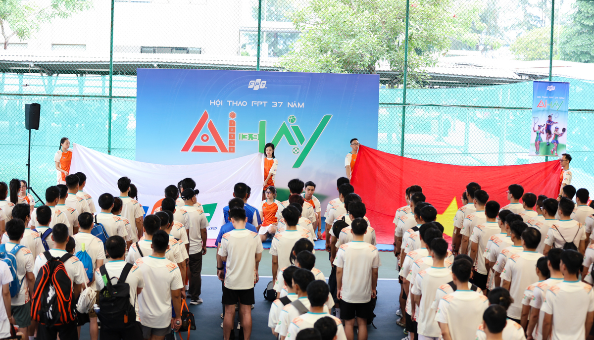 <p class="Normal" dir="ltr"> Không khí tưng bừng bao trùm lễ khai mạc Sport Day - hội thao với 3 môn tennis, cầu lông và pickleball. Từ 7h, tại sân thể thao FPT Đà Nẵng &lpar;Khu công nghiệp An Đồn&rpar;, gần 370 VĐV và cổ động viên tập trung đông đủ, rực rỡ trong sắc áo cam truyền thống, sẵn sàng cho ngày hội thể thao lớn nhất năm.</p>