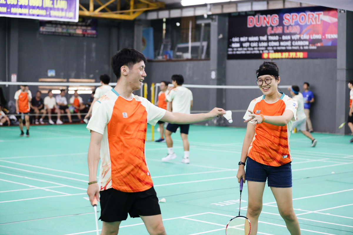 <p> Trên sân cầu lông, các tay vợt liên tiếp cống hiến những pha đôi công kịch tính và đẹp mắt. Đây cũng là bộ môn có số lượng đăng kí nhiều nhất và cũng là môn lâu đời nhất của giải vợt lưới truyền thống 13/9 nhà FPT Đà Nẵng.</p>