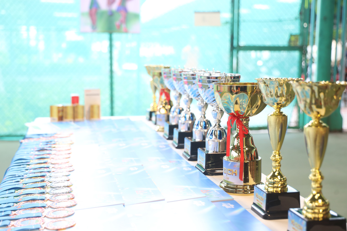 <p class="Normal" dir="ltr"> Ngoài những bộ huy chương chính, hội thao thêm phần hấp dẫn với loạt giải phụ thú vị như: Hoa khôi bộ môn, Đôi VĐV trang phục đẹp nhất, Tâm đầu ý hợp &lpar;cho VĐV độc thân thi đấu ăn ý&rpar;, Đồng cam cộng khổ &lpar;cho các đôi vợ chồng cùng đạt thành tích&rpar;. Những giải thưởng này vừa tôn vinh sự nỗ lực vừa tạo thêm màu sắc vui nhộn cho ngày hội.</p>