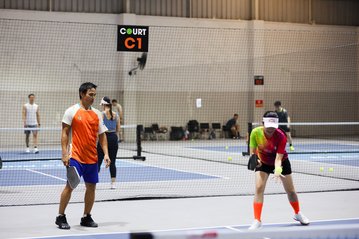 <p class="Normal"> Bộ môn pickleball lần đầu xuất hiện tại hội thao 13/9 FPT Đà Nẵng nhưng đã tạo sức hút mãnh liệt. Sự mới mẻ này khiến khán giả không rời mắt khỏi sân đấu, dành toàn bộ năng lượng để cỗ vũ hết mình cho các VĐV.</p> <p class="Normal">  </p>