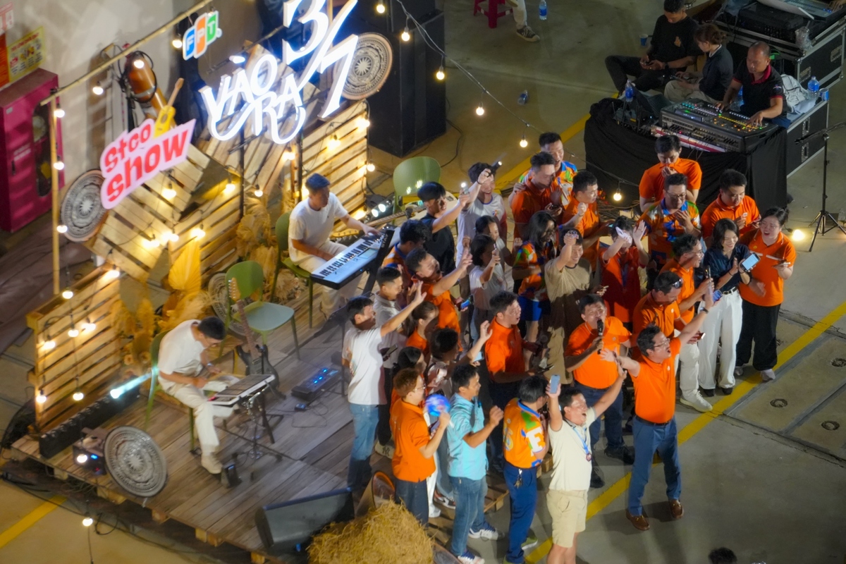 <p class="Normal"> Ngay sau đó, không gian STCo Show bùng nổ với các tiết mục dí dỏm mang đậm phong cách người FPT. Sự góp mặt của lãnh đạo trong vai trò biểu diễn càng khiến đêm nhạc cao trào cảm xúc. Hơn 75 thùng bia được lãnh đạo tài trợ đã biến đêm gala thành một “bữa tiệc men say” đúng nghĩa. Trong âm nhạc, ánh sáng và những tiếng cười bất tận, người FPT cùng nâng ly, cùng hát, cùng tự hào khép lại ngày hội sinh nhật tuổi 37 đáng nhớ tại Đà Nẵng.</p>