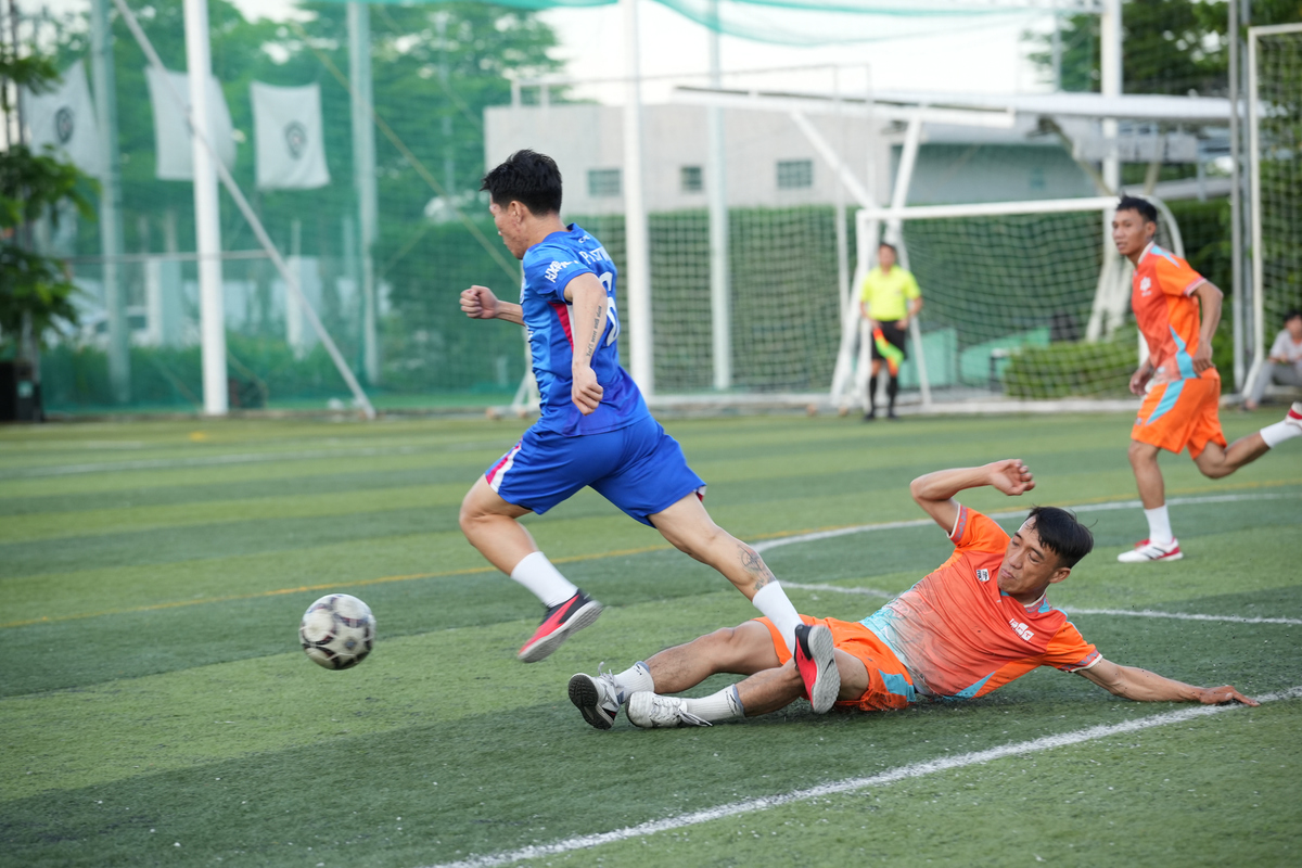 <p class="Normal" dir="ltr"> Hai “kỳ phùng địch thủ” FPT Software và FPT Telecom nhập cuộc đầy quyết tâm. Ngay từ những phút đầu, cả hai đội đã chơi với tốc độ cao, tranh chấp quyết liệt từng đường bóng.</p>