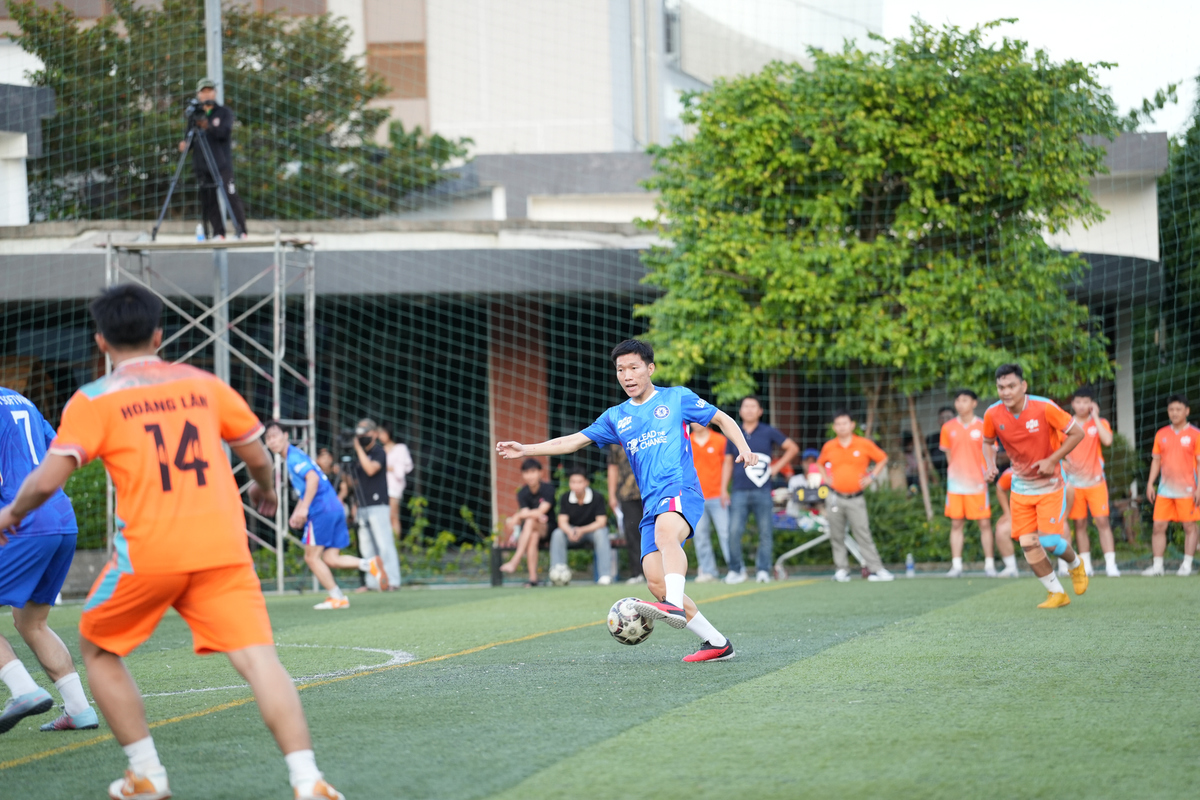 <p class="Normal" dir="ltr"> Trận đấu liên tục nóng lên với nhiều pha dứt điểm nguy hiểm. Cầu thủ hai bên cống hiến những màn trình diễn đầy kỹ thuật, khiến khán giả nhiều lần phải bật dậy. </p>