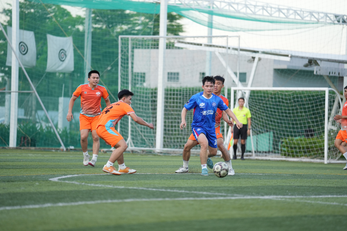 <p class="Normal"> Khi tỷ số đang là 2-2 và tất cả đều nghĩ về một màn "đấu súng" trên chấm penalty thì đại diện nhà Phần mềm bất ngờ có bàn thắng còn quý hơn vàng. Chiến thắng nghẹt thở 3-2 trước FPT Telecom giúp đội bóng nhà Phần mềm lên ngôi vô địch, đưa chính đối thủ FPT Telecom trở thành cựu vương.</p>