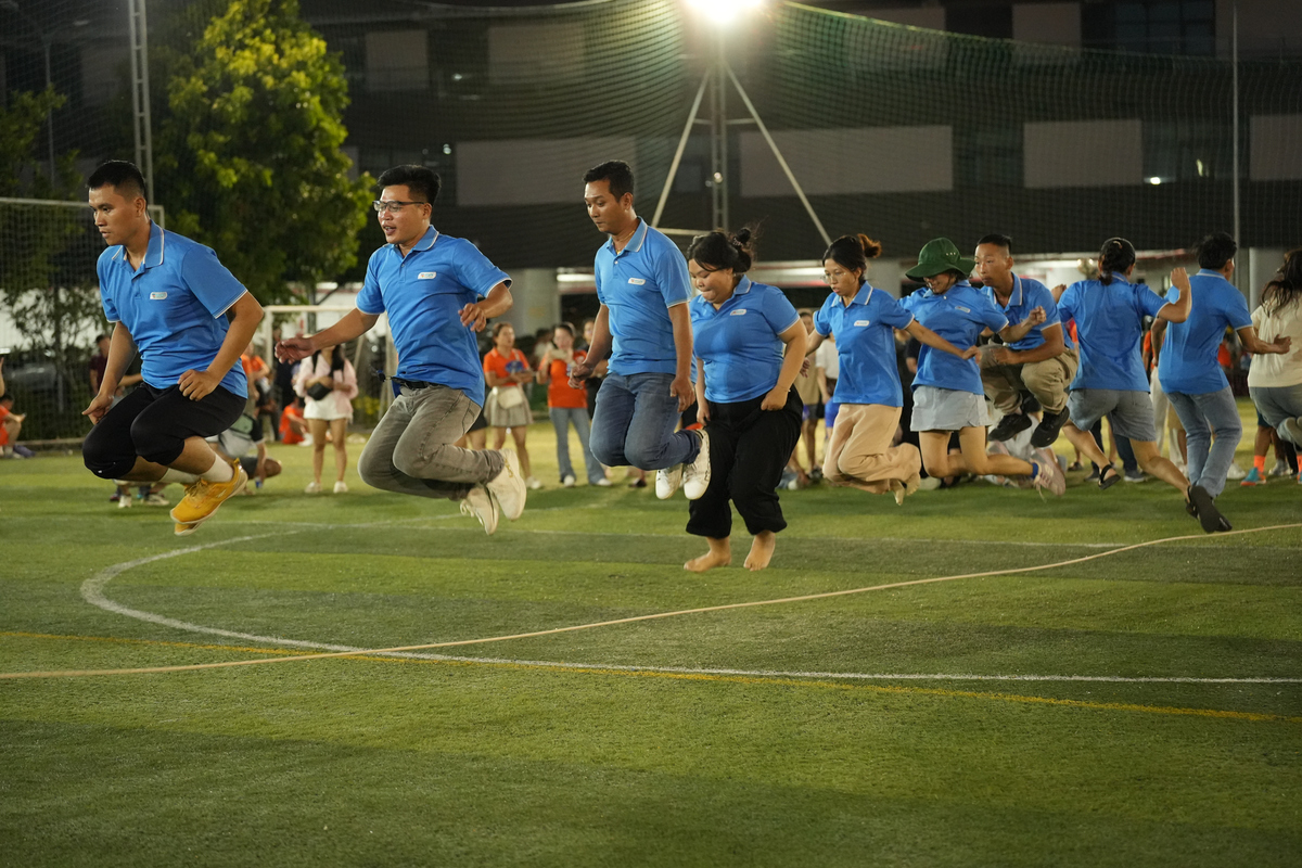 <p class="Normal"> Xen kẽ trận cầu nảy lửa, phần thi nhảy dây tập thể mang lại sự sôi động khác biệt. Phần thi này mang lại tiếng cười rộn rã, cho thấy tinh thần gắn kết và sự náo nhiệt của một ngày hội thể thao của người FPT.</p>