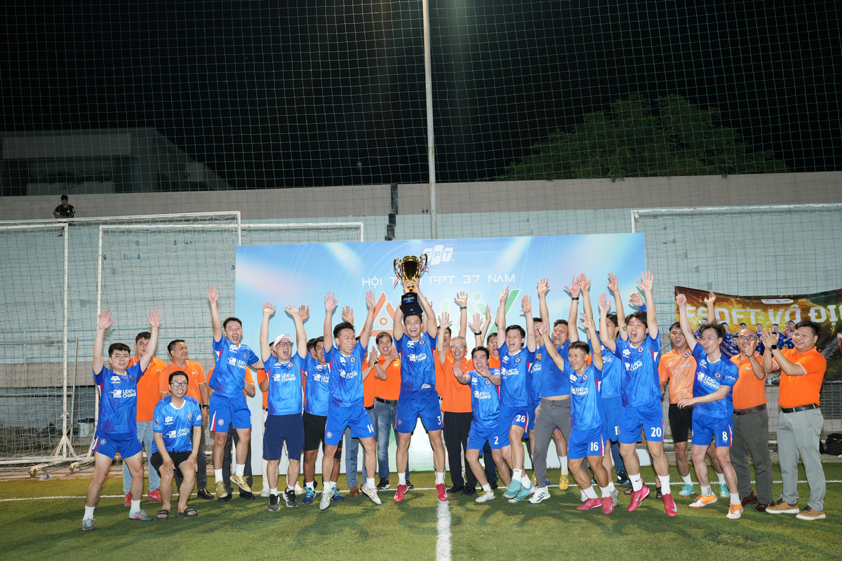 <p class="Normal" dir="ltr"> Đặc biệt, khoảnh khắc các cầu thủ Phần mềm FPT &lpar;FSOFT HAPPY&rpar; nâng cao chiếc Cúp vàng danh giá đã làm bùng nổ không khí tại sân F-Complex. Chiến thắng này càng thêm phần ý nghĩa khi Phần mềm FPT Đà Nẵng dịp này tròn 20 năm tuổi.</p>