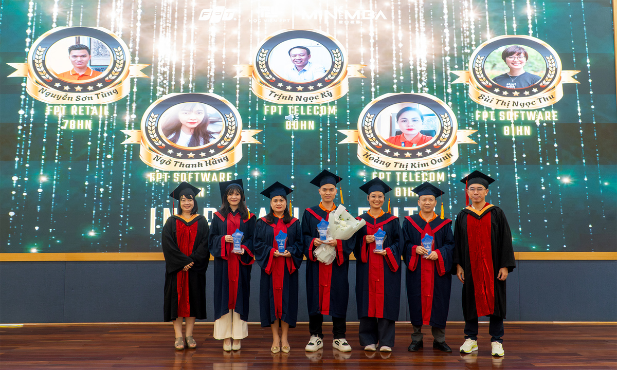 <p class="Normal" style="text-align:justify;"> Bên cạnh đó, chương trình còn dành thời khắc đặc biệt để vinh danh những cá nhân tiêu biểu đã góp phần làm nên bản sắc của MiniMBA K15 như <strong>Top Excellence</strong> - học viên có thành tích học tập xuất sắc nhất; <strong>Super Star</strong> - cá nhân luôn sôi nổi, lan tỏa năng lượng tích cực và gắn kết tập thể; <strong>Inspiration Elite</strong> - tôn vinh học viên chăm chỉ, nỗ lực không ngừng và truyền cảm hứng mạnh mẽ về tinh thần học tập, thái độ sống tích cực.</p> <p class="Normal" style="text-align:justify;"> Chủ tịch Viễn thông FPT Hoàng Việt Anh gửi lời chúc mừng đến toàn thể học viên MiniMBA K15 đã xuất sắc hoàn thành khóa học. Anh chia sẻ, trong suốt 28 năm qua, Viễn thông FPT luôn coi việc đào tạo và phát triển nguồn lực kế cận là trọng tâm, và MiniMBA đã đóng góp rất quan trọng trong việc chuẩn bị đội ngũ lãnh đạo tương lai cho tập đoàn.</p> <p class="Normal" style="text-align:justify;"> Theo anh, giá trị của chương trình không chỉ nằm ở tri thức thu nhận từ giảng đường mà còn ở những bài học học viên lĩnh hội từ chính nhau. “Với K15, tôi tin rằng kiến thức là một phần, nhưng sự kết nối trong nội bộ tập đoàn mới chính là tài sản quý giá mà các bạn mang theo sau khóa học”, anh nhắn gửi.</p>