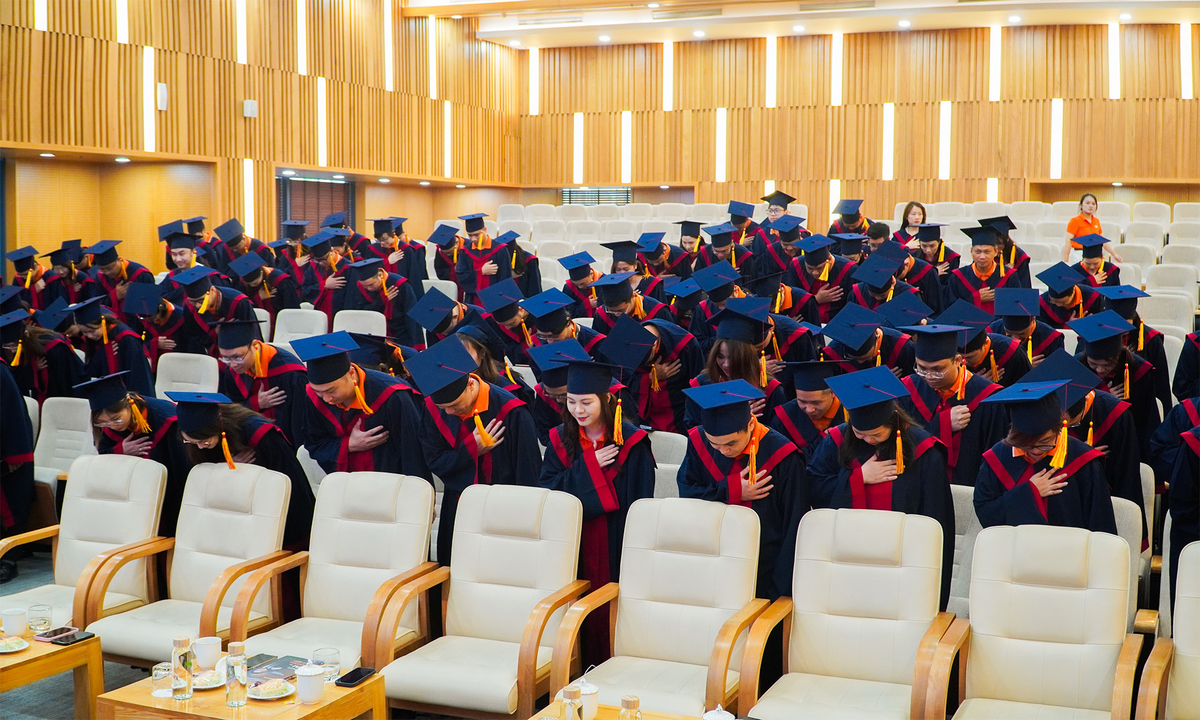 <p class="Normal" style="text-align:justify;"> Không khí hội trường lắng lại trong khoảnh khắc đầy trang trọng khi các học viên cùng đồng loạt đặt tay lên ngực trái, cúi mình gửi lời cảm ơn chân thành đến các anh chị lãnh đạo, giảng viên đã đồng hành, dẫn dắt suốt hành trình học tập. Đó không chỉ là nghi thức tri ân mà còn là minh chứng cho sự gắn bó, niềm tự hào khi được trở thành một phần của khóa học đặc biệt này.</p> <p class="Normal" style="text-align:justify;"> Anh Nguyễn Thế Phương và chị Trịnh Thu Hồng, đại diện lãnh đạo và đội ngũ giảng viên, tiến lên sân khấu để thực hiện nghi lễ vắt mũ, trao bằng, đánh dấu khoảnh khắc tốt nghiệp của học viên. Từng học viên lần lượt được gọi tên, bước lên bục nhận chứng chỉ trong niềm hân hoan xen lẫn xúc động.</p>