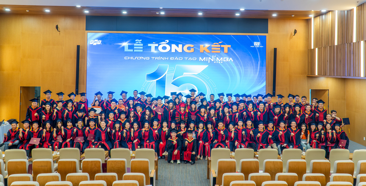 <p class="Normal" style="text-align:justify;"> Lễ tổng kết chương trình MiniMBA khóa 15 được tổ chức tại hai điểm cầu Hà Nội &lpar;11/9&rpar; và TP HCM &lpar;5/9&rpar;, dành cho hơn 300 học viên các lớp MiniMBA từ 78 đến 87, khép lại hành trình 2 năm rèn luyện của những lãnh đạo trẻ FPT.</p> <p class="Normal" style="text-align:justify;"> Háo hức trước buổi lễ tốt nghiệp, các học viên đã cùng nhau tập hợp tại sảnh tầng 8 FPT Tower, nhanh chóng check-in và khoác trên mình bộ áo cử nhân. Ai cũng rạng rỡ và hồ hởi, cùng nhau chụp những tấm hình lưu niệm, đánh dấu kỷ niệm đáng nhớ trong hành trình học tập và làm việc tại FPT.</p>