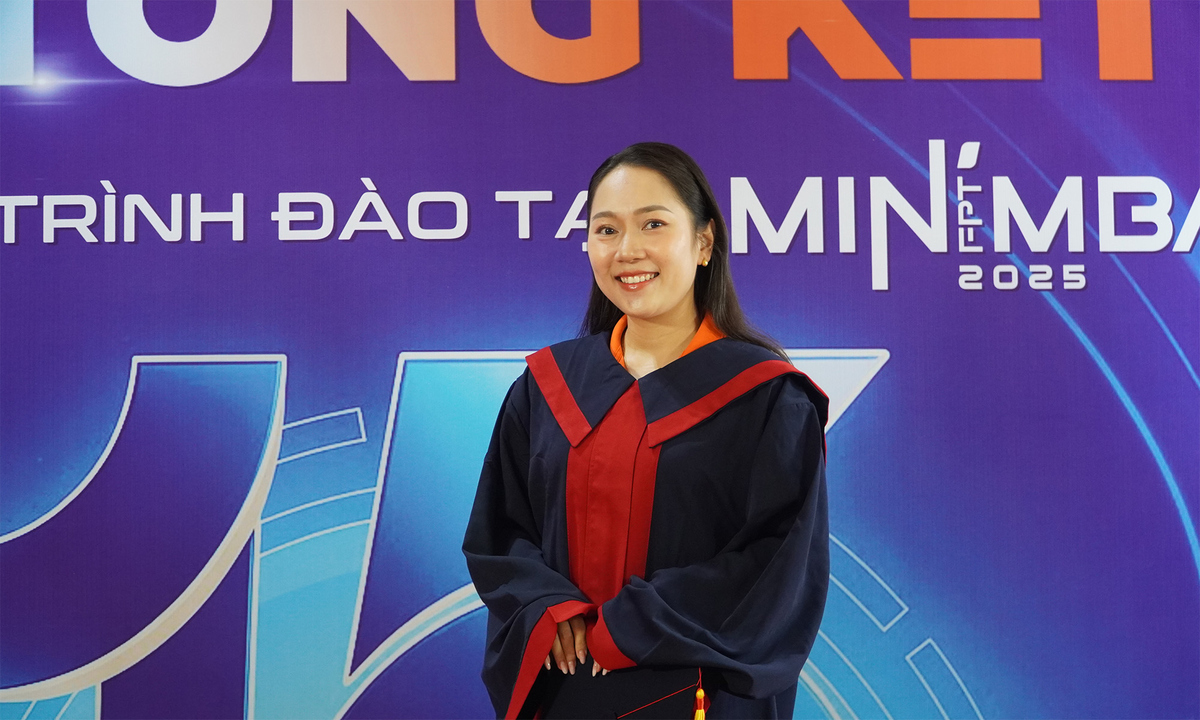 <p class="Normal" style="text-align:justify;"> Trước buổi lễ, chị Phan Nữ Lam Giang &lpar;lớp 80HN&rpar; bày tỏ niềm vui và sự xúc động khi chính thức khép lại hành trình MiniMBA. Với chị, khóa học không chỉ mang lại tri thức quản trị mà còn mở rộng mạng lưới kết nối trong tập đoàn. “Dù đã có 5 năm làm việc tại nhà Phần mềm, nhưng chỉ đến khi tham gia MiniMBA, tôi mới có cơ hội gặp gỡ nhiều đồng nghiệp từ các đơn vị khác, cảm thấy gắn kết hơn với đại gia đình FPT,” chị chia sẻ.</p>