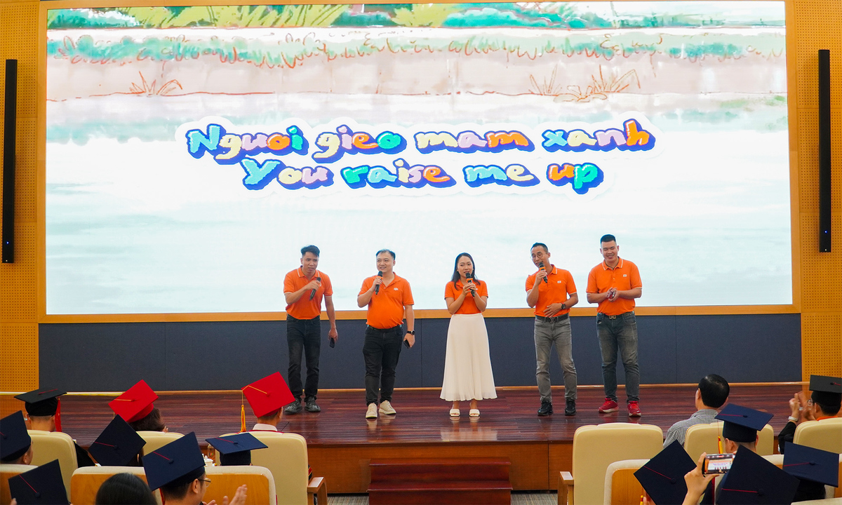 <p class="Normal" style="text-align:justify;"> Buổi lễ đầm ấm tình thầy trò được bắt đầu với ca khúc <em>You Raise Me Up</em>, được thể hiện bởi nhóm học viên lớp 80HN, đem lại không khí vô cùng đầm ấm và ý nghĩa cho buổi lễ tốt nghiệp. Tập thể học viên cũng không quên gửi lời cảm ơn các lãnh đạo FPT đã tạo điều kiện học tập khóa học đầy ý nghĩa, là hành trang để mang lại điểm tựa vững chắc, gắn bó lâu dài và vươn tới những đỉnh cao tiếp theo cùng FPT.</p>