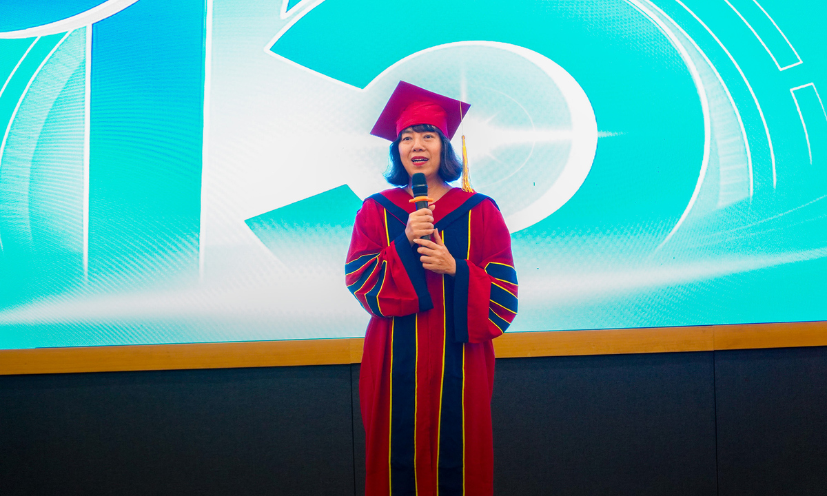 <p class="Normal" style="text-align:justify;"> Giám đốc Học viện FPT Trịnh Thu Hồng chia sẻ niềm xúc động khi thấy các học viên MiniMBA K15 đã xuất sắc hoàn thành chương trình. Theo chị, MiniMBA là một trong những chương trình “khó nhằn” nhất của FPT, bởi người học phải cùng lúc cân bằng nhiều áp lực: từ doanh thu, doanh số công việc, đến trách nhiệm gia đình, và deadline dồn dập, nhưng vẫn phải đáp ứng những yêu cầu và tiêu chuẩn khắt khe của khóa học.</p> <p class="Normal" style="text-align:justify;"> “Vượt qua tất cả để có mặt trong ngày hôm nay chính là minh chứng cho bản lĩnh và sự bền bỉ của các bạn”, chị nhấn mạnh.</p> <p class="Normal" style="text-align:justify;"> Nhìn lại hành trình 16 năm của MiniMBA, chị Hồng cho rằng con số ấy tưởng chừng không dài, nhưng lại là một chặng đường rất đáng tự hào khi chứng kiến hơn 3.200 học viên tốt nghiệp. “Các thế hệ lãnh đạo FPT hôm nay cũng từng là học viên MiniMBA. Tôi tin rằng, các bạn K15 sẽ tiếp nối con đường đó, trở thành những người thuyền trưởng bản lĩnh, đóng góp thêm nhiều tri thức và giá trị để FPT ngày càng vươn xa hơn trong tương lai”, chị gửi gắm.</p>