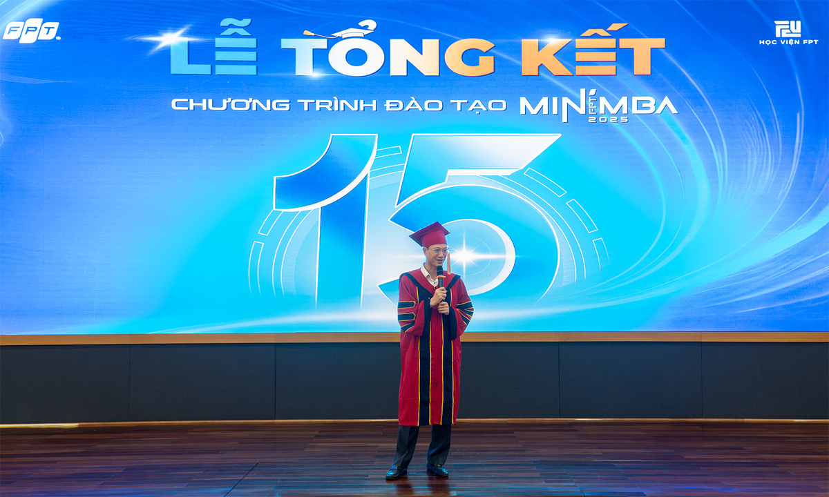 <p class="Normal" style="text-align:justify;"> Thay mặt lãnh đạo Tập đoàn, Phó TGĐFPT Nguyễn Thế Phương gửi lời chúc mừng nồng nhiệt đến toàn thể học viên MiniMBA K15 trong ngày tốt nghiệp. Anh nhấn mạnh, học tập là văn hóa cốt lõi của FPT. Mỗi CBNV đều phải hoàn thành hàng chục giờ học tập mỗi năm, và lãnh đạo thì càng phải học nhiều hơn. “Chủ tịch Trương Gia Bình là tấm gương rõ nét nhất cho tinh thần này. Anh không chỉ học từ sách vở, từ các khóa đào tạo, mà còn học từ chính CBNV của mình, trong mọi lĩnh vực. Đó là hình ảnh một nhà lãnh đạo luôn ham học hỏi”, anh Phương chia sẻ.</p> <p class="Normal" style="text-align:justify;"> Theo anh, việc tốt nghiệp MiniMBA không phải là điểm dừng, mà là nền móng vững chắc để tiếp tục trau dồi, bồi dưỡng kiến thức quản trị. Khi đó, hiệu quả hoạt động kinh doanh - điều hành sẽ được nâng lên một tầm cao mới. Bên cạnh tri thức, giá trị lớn nhất mà chương trình mang lại chính là sự kết nối. “Mạng lưới rộng mở sẽ giúp các bạn hỗ trợ, hợp lực với nhau nhiều hơn, từ đó tạo thêm nhiều giá trị cho tập đoàn,” anh nhấn mạnh. Anh Phương bày tỏ hy vọng các học viên K15 sẽ tiếp tục duy trì sự gắn kết sau khi tốt nghiệp để cùng phát triển bản thân và đóng góp nhiều hơn cho FPT.</p>