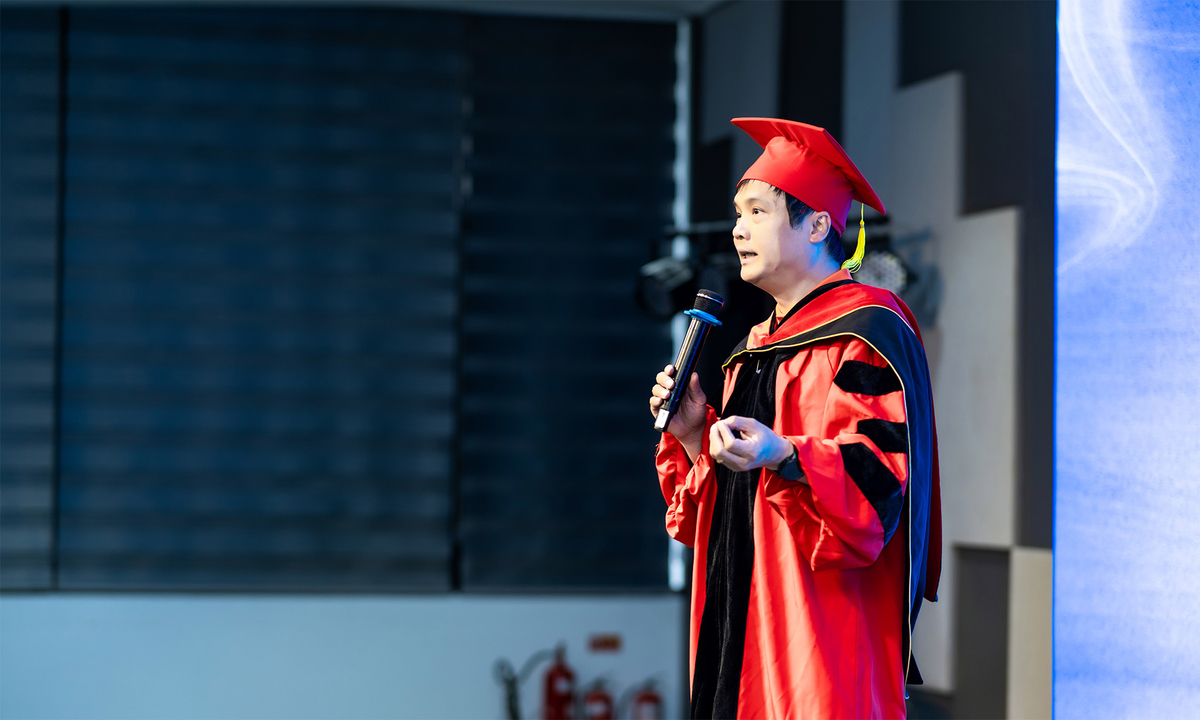 <p class="Normal" style="text-align:justify;"> Trong buổi lễ dành cho các học viện tại TP HCM, Tổng giám đốc FPT Nguyễn Văn Khoa nhấn mạnh: “Đối với bên ngoài, đây được gọi là MiniMBA, nhưng với FPT, các bạn đã là MBA rồi”. Anh cho biết, Tập đoàn hiện triển khai nhiều chính sách hỗ trợ nhằm giúp đội ngũ cán bộ nguồn không ngừng học tập, nâng cấp bản thân. Bên cạnh đó, CEO FPT cũng khuyến khích học viên MiniMBA tiếp tục theo đuổi con đường tri thức, chinh phục trọn vẹn chương trình MBA để mở rộng tầm nhìn và gia tăng năng lực lãnh đạo.</p>