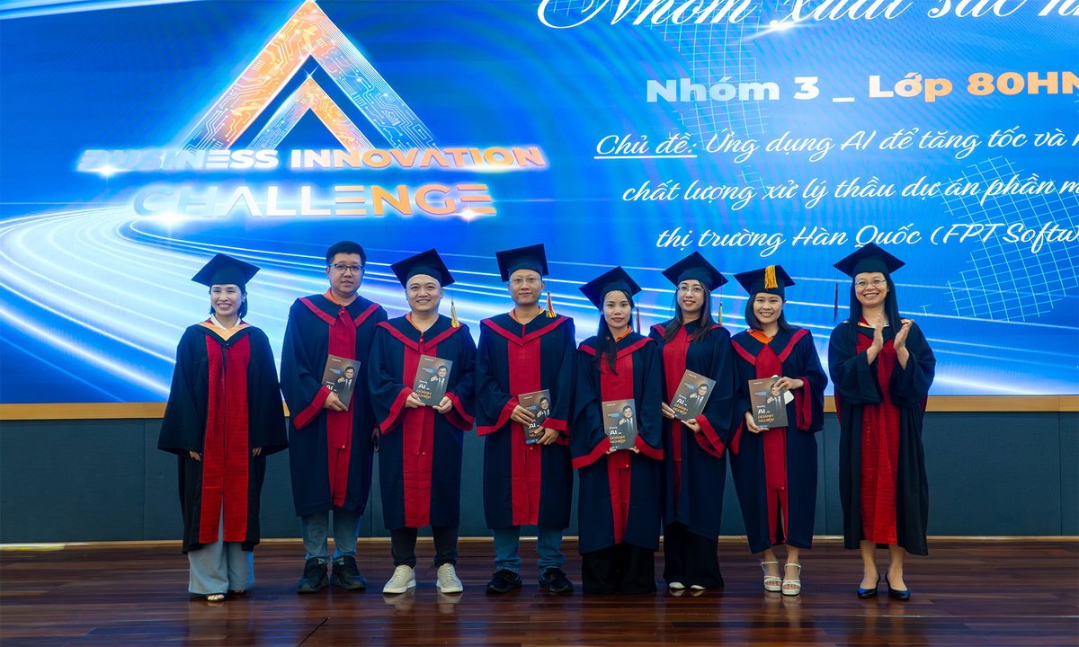 <p class="Normal" style="text-align:justify;"> Tại Hà Nội, giải thưởng đặc biệt dành cho bài tập nhóm xuất sắc nhất đã được trao cho nhóm 3 lớp 80HN, với đề tài “Ứng dụng AI để tăng tốc và nâng cao chất lượng xử lý thầu dự án phần mềm tại thị trường Hàn Quốc &lpar;FPT Software&rpar;”. Đề tài được đánh giá cao nhất trong hội đồng khu vực Hà Nội và gây ấn tượng mạnh bởi tính thực tiễn, khả năng ứng dụng ngay trong công việc.</p> <p class="Normal" style="text-align:justify;"> Đánh giá về phần thể hiện, chị Nguyễn Thị Đan Phượng - Trưởng ban Marketing và Hợp tác chiến lược Phần mềm FPT nhận xét: “Nhóm đã để lại nhiều ấn tượng, không chỉ bởi sự thấu hiểu các đơn vị khác nhau trong tập đoàn mà còn nhờ tinh thần teamwork rất tốt. Quan trọng hơn, dự án đã có tính ứng dụng thực tế, mang lại giá trị thiết thực cho doanh nghiệp.”</p> <p class="Normal" style="text-align:justify;"> Chung quan điểm, chị Chu Thị Thanh Hà - Chủ tịch Phần mềm FPT bày tỏ sự tự hào trước những nỗ lực của học viên: “Đề tài của nhóm không chỉ có tính ứng dụng tại FPT mà còn có thể triển khai toàn cầu. Đây cũng là minh chứng cho sức mạnh của chương trình MiniMBA - một khóa học quốc tế mà chỉ FPT mới có thể tổ chức, phản ánh đầy đủ những vấn đề mà doanh nghiệp đang phải đối mặt".</p>