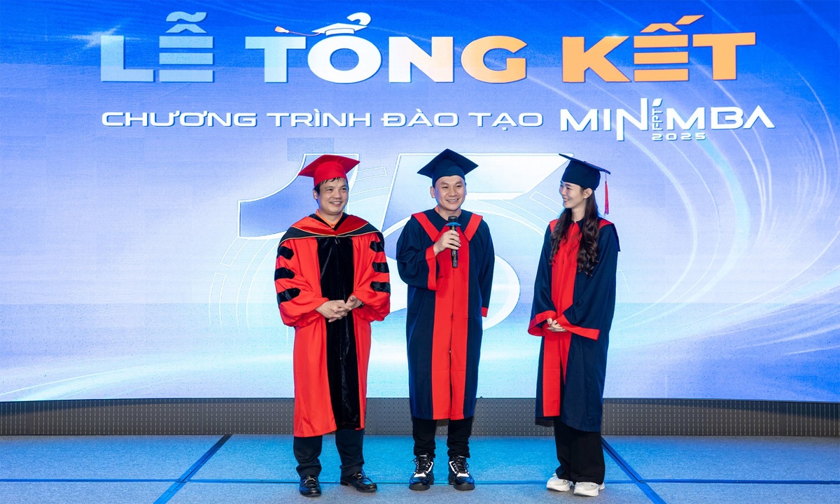 <p class="Normal" style="text-align:justify;"> Đặc biệt tại buổi lễ, có sự xuất hiện của đôi vợ chồng là anh Bùi Hoàng Anh và chị Trương Đông Hải Yến đến từ đơn vị Bán lẻ. Dù cùng lúc gánh vác công việc, việc học và luôn phải giữ cân bằng để chăm sóc con nhỏ, cả hai vẫn kiên trì theo sát lịch học buổi tối suốt hai năm. Nhờ sự hỗ trợ và ủng hộ từ gia đình, san sẻ việc nhà và chăm sóc em bé, anh chị đã hoàn thành xuất sắc khóa học.<br /> <br /> Không chỉ vậy, anh Hoàng Anh còn được tập thể bầu chọn là nhân vật Super Star khi luôn là thành viên nổi bật trong cả việc học và việc chung của lớp. Ghi nhận nỗ lực và sự đồng hành đáng trân trọng ấy, Tổng giám đốc FPT Nguyễn Văn Khoa đã trao tặng món quà đặc biệt - một chiếc bếp - như lời chúc cho hạnh phúc tổ ấm của anh chị, đồng thời gửi gắm mong muốn cả hai sẽ luôn giữ được ngọn lửa nhiệt huyết và cùng nhau phấn đấu, trọn vẹn cả trong sự nghiệp lẫn gia đình.</p>