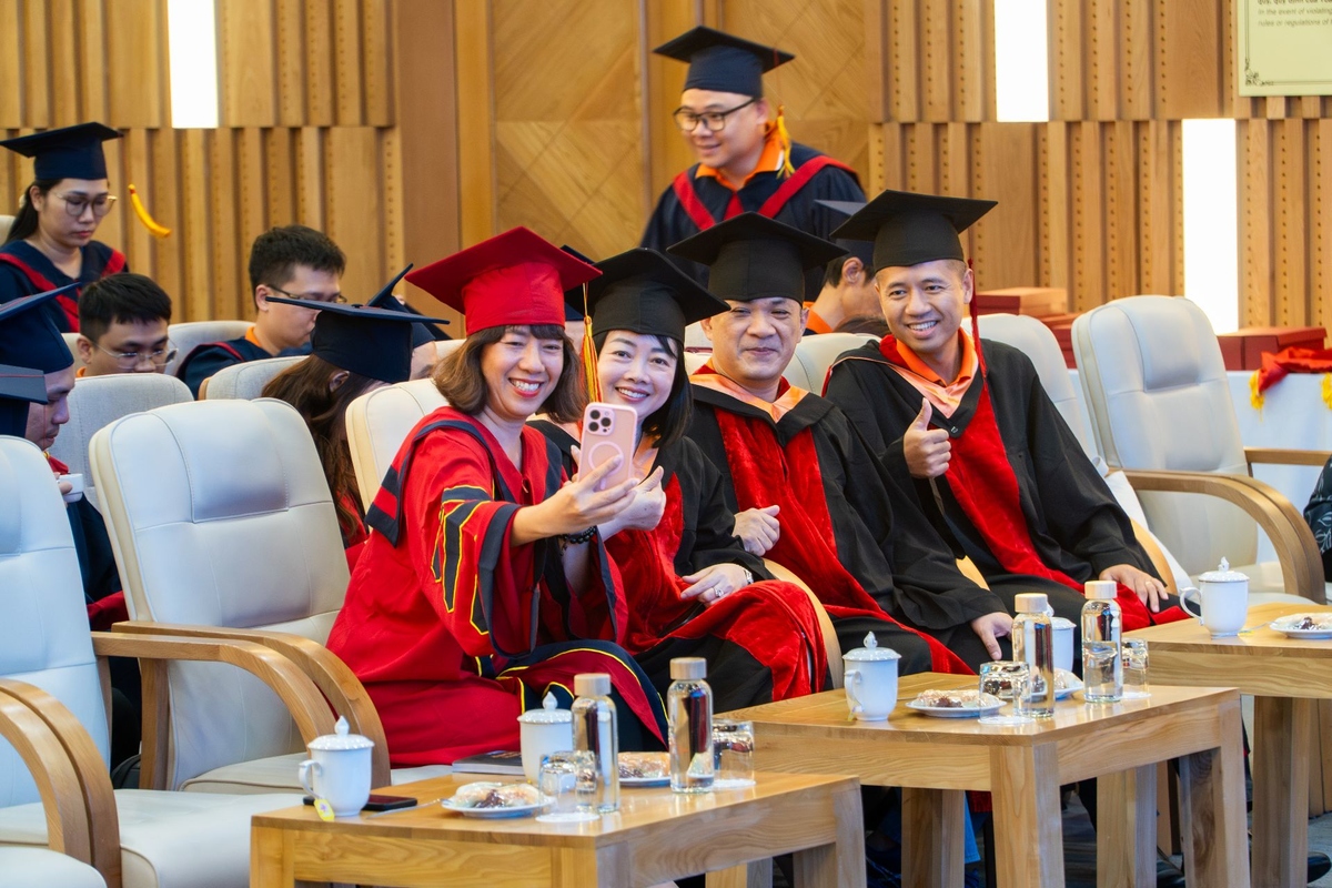 <p class="Normal" style="text-align:justify;"> Lễ tổng kết MiniMBA K15 có sự tham gia của nhiều lãnh đạo cấp cao FPT như Tổng giám đốc FPT Nguyễn Văn Khoa, Phó tổng giám đốc FPT Nguyễn Thế Phương, Giám đốc Học viện FPT Trịnh Thu Hồng, cùng những lãnh đạo cấp cao các công ty thành viên FPT, cũng là những thầy cô giáo tâm huyết, đã dành nhiều thời gian cống hiến, truyền đạt kiến thức quý báu cho các thế hệ MiniMBA trong nhiều khóa trở lại đây.</p>