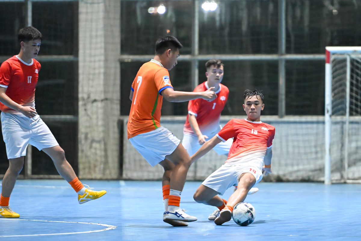 <p class="Normal" style="text-align:justify;"> Cập đấu nhánh vàng gay cấn nhất buổi tối 16/9 là trận tranh tài giữa đội bóng hạt giống vô địch FTEL &lpar;áo cam&rpar; và chú "ngựa ô" FHO &lpar;áo đỏ trắng&rpar; <span>cùng khát vọng đạt thành tích tốt nhất trong lịch sử FPT Cup 13/9. Đại diện Viễn thông ra sân với các trụ cột Viết Thiện, Sơn Trà và Nhật Anh, trong khi FHO xuất trận với bộ ba Đức Duy, Quốc Triệu và Tuấn Sơn, cho thấy cả hai dành cho nhau sự tôn trọng tối đa, chuẩn bị bước vào cuộc tranh tài nảy lửa.</span></p>