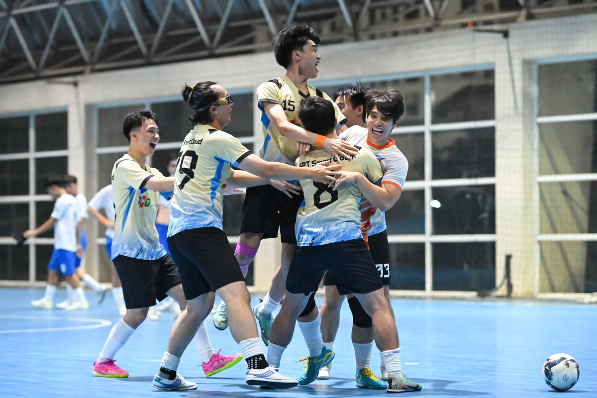 <p class="Normal" style="text-align:justify;"> Và khi tỷ số được quân bình 1-1, đội quân FCI như được bơm doping, thi đấu quyết liệt, không ngại va chạm, thành công kéo trận đấu đến loạt sút luân lưu đầy may rủi. Tại đây, với tâm lý thoải mái, thừa “may mắn” xông lên, FCI đã đánh bại FIS với tỷ số 4-3. Thành công vượt qua cơn bão mang tên FIS, FCI chính thức góp mặt vào trận chung kết nhánh bạc.</p>