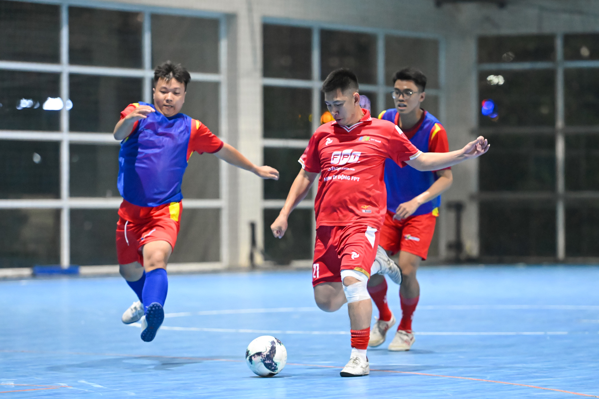 <p class="Normal" style="text-align:justify;"> Bên cạnh đó, FRT &lpar;áo đỏ&rpar; giàu thể lực đã có màn thị uy trước Synnex FPT &lpar;áo bib&rpar;. Những phút đầu hiệp 1 diễn ra với nhiều pha tranh chấp bóng sòng phẳng, nhưng FRT là đội có thể chuyển hóa cơ hội thành bàn thắng.</p> <p class="Normal" style="text-align:justify;"> Phút thứ 2, Anh Tuấn đã có bàn mở tỷ số đầy ấn tượng từ pha đột phá cá nhân. Bán lẻ tiếp tục dồn ép tấn công nhằm nhân đôi cách biệt, nhưng tuyển trẻ Synnex FPT không để cho họ dễ dàng đạt được mục đích. Bộ ba Minh Anh, Quang Thành và Văn Đạt của Synnex FPT vẫn có thể tìm ra những kẽ hở để dứt điểm nhưng những cú sút dễ đoán lại không thể làm khó được thủ thành Văn Linh. Phút 17, Thành Chung của FRT lên tiếng với pha phối hợp cùng Anh Tuấn và Mạnh Cường để đưa tỷ số lên 2-0.</p>
