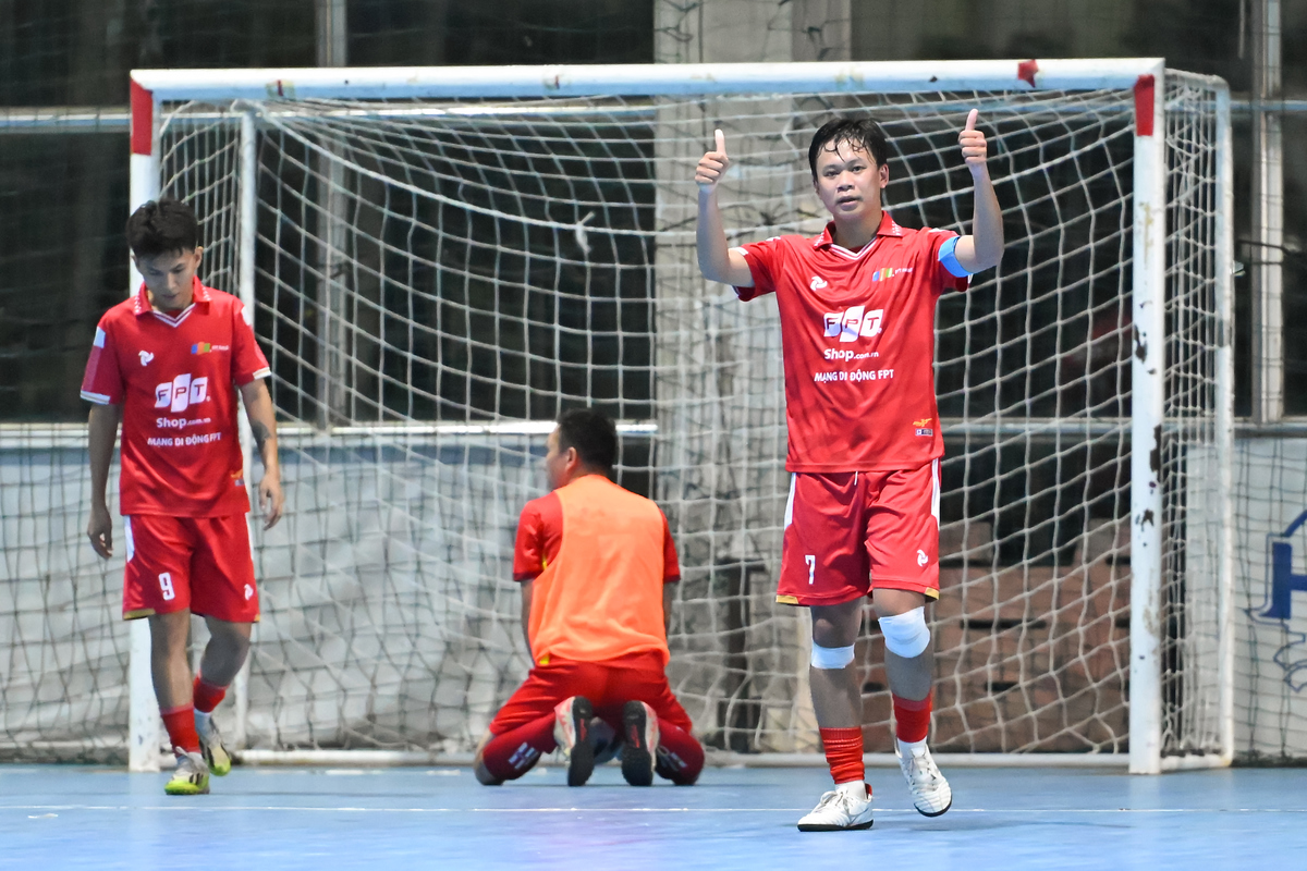 <p class="Normal" style="text-align:justify;"> Thế trận giằng co ăn miếng trả miếng tiếp tục được duy trì sang hiệp 2, nhưng nhanh chóng được thay thế bởi sự áp đảo từ đội hình FRT. Lần lượt Thành Chung ghi bàn phút 22, rồi Anh Tuấn với cú vô-lê tuyệt phẩm phút 25 để đưa tỷ số lên 4-0. Synnex FPT nhanh chóng xuống sức, thay người liên tục và mất kết nối giữa trong triển khai thế phòng thủ, phản công. Hỗn loạn xảy ra trước khung thành của Synnex FPT, thậm chí số 9 Thành Lâm “lầm lỡ” phản lưới nhà khi cố gắng phá bóng trước cú sút của đối thủ. Về cuối trận, Văn Toàn và Đức Trung điền tên mình trên bảng tỷ số, ấn định chiến thắng 7-0 áp đảo cho đội bóng nhà Bán lẻ.</p>