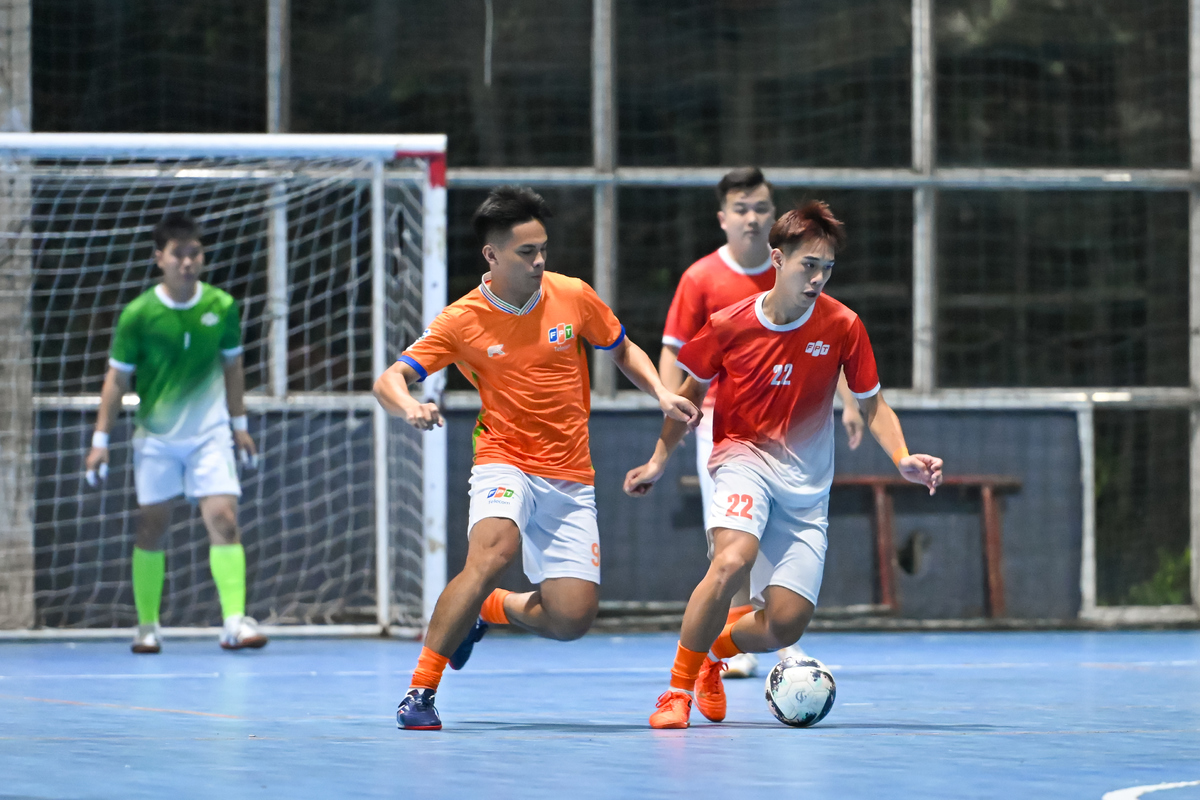 <p class="Normal" style="text-align:justify;"> Ngay sau tiếng còi khai cuộc, Viết Thiện nhanh chóng di chuyển đến vị trí tiền đạo cắm sở trường, báo hiệu chiến thuật “dồn bóng cho Thiện” thường thấy của đội bóng áo cam. Dự đoán trước điều này, tuyển FHO áp dụng chiến thuật “tử thủ” và phản công nhanh, điều mà họ đã làm rất tốt trong trận đấu gặp FSOFT ở vòng bảng. Điều này tạo nên thế trận cân bằng cho cả hai, kẻ tấn công, người phòng thủ và chờ đợi tình huống nhạy cảm xảy ra. Suốt hiệp 1, FTEL chơi “bóng ma” để thử sự kiên nhẫn của FHO, chờ đợi đối thủ mắc bẫy và xuyên thủng đội hình tới khung thành. Tuy nhiên, điều bất ngờ lại đến ở phút 13, khi Đức Duy của FHO đệm bóng đầy uy lực từ tuyến 2, mở tỷ số 1-0 đầy bất ngờ và đưa đội nhà vươn lên dẫn trước.</p>