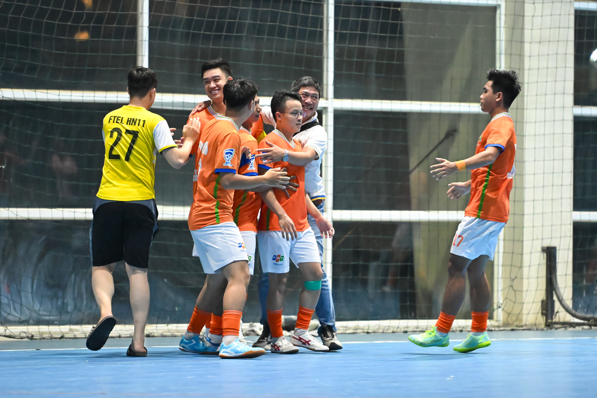 <p class="Normal" style="text-align:justify;"> Trong những phút còn lại của trận đấu, FHO vùng lên tấn công nhằm tìm kiếm bàn gỡ để đưa trận đấu vào loạt luân lưu, nhưng những cố gắng của Quốc Triệu, Đức Duy hay Đức Bình đều chưa đem lại hiệu quả như mong muốn. Thắng trận nhọc nhằn 2-1, đại diện Viễn Thông bước vào chung kết nhánh vàng.</p>