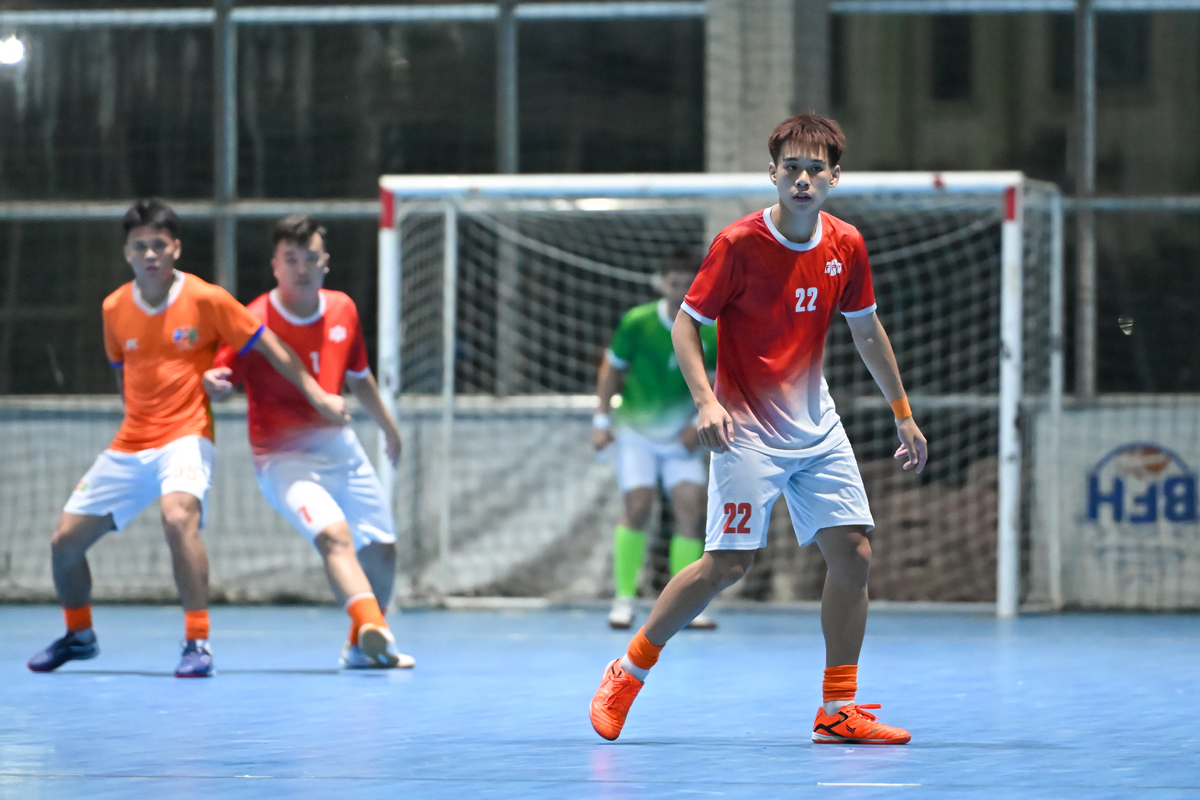 <p class="Normal" style="text-align:justify;"> Bàn thua bất ngờ như đánh thẳng vào tâm lý các cầu thủ đội bóng nhà "Cáo", khiến họ dồn lên tấn công ào ạt như vũ bão. Sơn Trà, Nhật Anh càng tốc độ bao nhiêu, thì Đức Bình, Tuấn Sơn lại bình tĩnh và chắc chắn bấy nhiêu. Tất cả đường bóng dồn lên cho Viết Thiện đều bị chặn đứng hoàn toàn. Những nỗ lực tấn công đã mang lại hiệu quả trong một tình huống bất ngờ, khi Viết Thiện có bóng và dứt điểm khiến thủ thành FHO không thể cản phá, cân bằng tỉ số 1-1. Mọi cảm xúc dường như vỡ òa tại sân đấu, FTEL hò reo mừng rỡ với bản thắng giải tỏa cảm xúc, còn FHO lại tiếc nuối khi lợi thế tuột khỏi tầm tay.</p> <p class="Normal" style="text-align:justify;"> Sau 10 phút giải lao, FTEL quay trở lại với quyết tâm chiến thắng đối thủ bằng mọi giá. Chiến thuật "dồn bóng cho Thiện” đã được thay đổi bằng tốc độ, những đường bóng dài cùng đột biến cá nhân, nhưng vậy là chưa đủ để xuyên thủng khung phòng ngự thép của FHO. Phải đến tình huống phạt góc cố định, khi Hùng Thiện nhồi bóng cho Nhật Anh đệm bóng uy lực từ tuyến hai, nâng tỷ số lên 2-1 cho FTEL. Cú sút “đại bác” không thể cản phá, nhanh tới nỗi tất cả cầu thủ trên sân phải đứng hình.</p>