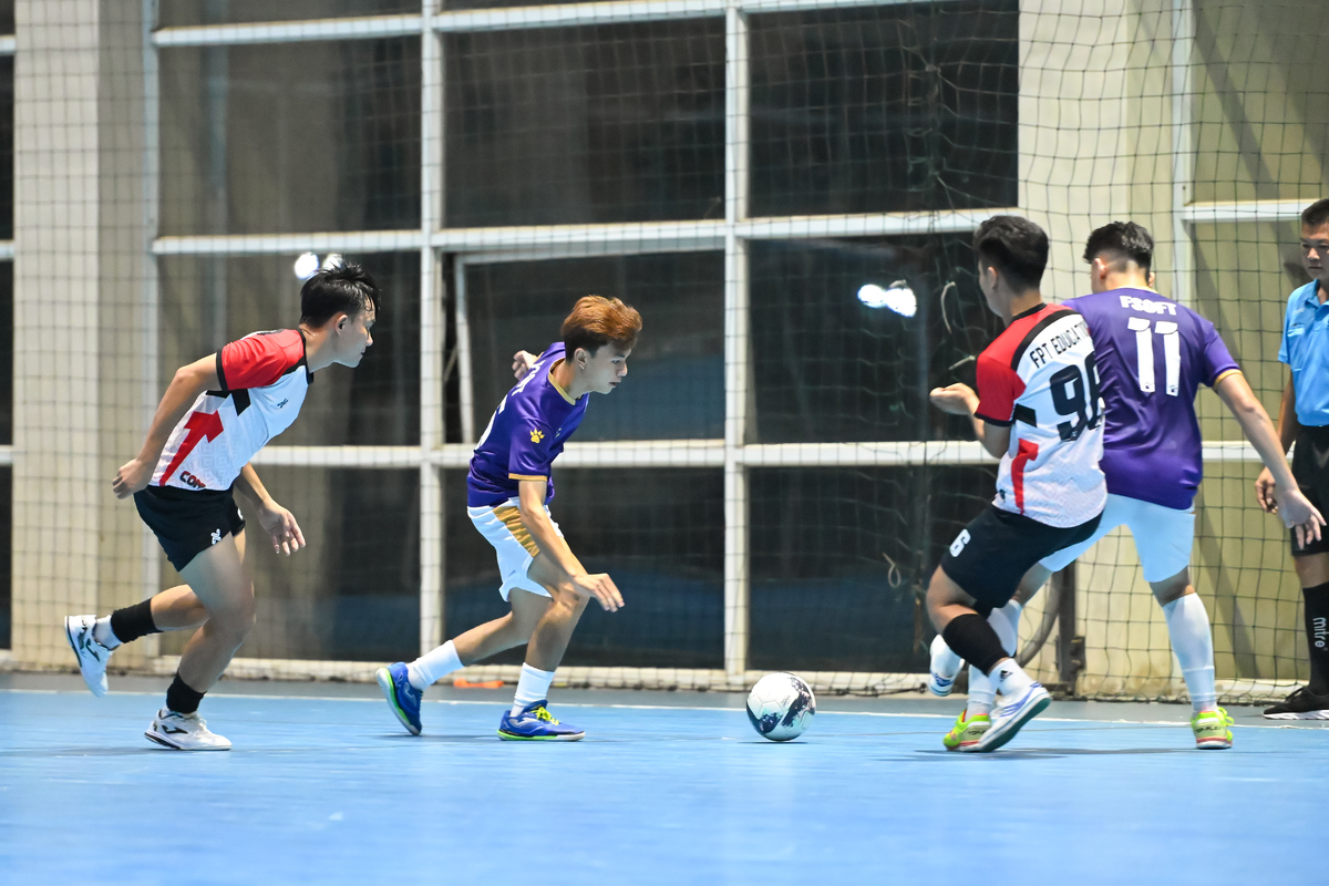 <p class="Normal" style="text-align:justify;"> Trái ngược với bán kết 1 nhánh vàng, trận so tài giữa FSOFT &lpar;áo tím&rpar; và FE &lpar;áo trắng đỏ&rpar; lại có diễn biến một chiều, khi nhà Phần mềm thể hiện lối chơi “khắc chế” hoàn toàn trước đội quân làng Giáo. Ngay từ khi tiếng coi khai cuộc cất lên, cầu thủ số 4 Việt Long đã có màn dốc bóng dọc biên đầy tốc độ và đưa bóng ngang sân đầy nguy hiểm, dù anh giữ vị trí phòng thủ sau cùng. Không chỉ Đức Long, lực lượng toàn diện của FSOFT quy tụ các cầu thủ có khả năng kiểm soát bóng tốt, bứt tốc và dứt điểm hoàn hảo. Bên cạnh đó, hàng công làng Giáo có đội trưởng Hoài Nam trấn giữ với nhiệm vụ vừa tấn công, tạo khoảng trống, vừa chặn bóng từ sớm, và chờ đợi đường chuyển của đồng đội.</p>