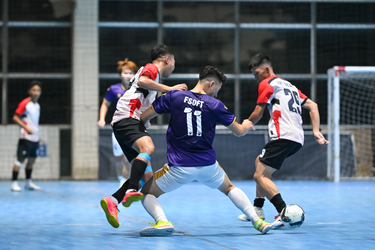 <p class="Normal" style="text-align:justify;"> Sau những đường bóng đầu tiên, FSOFT đẩy nhanh nhịp độ, tấn công dồn dập và áp sát từ sớm, khiến FE cố gắng xoay xở chống đỡ vất vả. Phút thứ 9, Công Đức cùng Tuấn Anh áp sát uy lực và thành công mở tỉ số cho FSOFT với cú đá bồi ngay trước khung thành. Chỉ 2 phút sau, Việt Thắng nhà Phần mềm lại có pha đệm lòng như đại bác, nã tung lưới nhà Giáo từ vị trí cánh trái, nhân đôi lợi thế cho đội nhà.</p> <p class="Normal" style="text-align:justify;"> Sau khi để thủng lưới hai bàn, FE giành 1 phút hội ý để thống nhất lại chiến thuật, sốc lại tinh thần. Tuy nhiên việc đẩy nhanh tốc độ, tận dụng đường bóng dài và phản công nhanh lại không phải là cách để đáp trả một chiến thuật tương tự nhưng tốt hơn của đối thủ. Các mũi tấn công của FE không mang lại hiệu quả, thường xuyên bị chặn đứng bởi Việt Thắng hay Đức Long đang chờ sẵn tại sân nhà. Ngược lại, việc FE dâng cao đội hình để tấn công lại đúng là điều đội quân nhà Phần mềm mong đợi. Chỉ chờ có vậy, Anh Tuấn và Công Đức bứt tốc phối hợp để xuyên thủng đội hình FE, mang về bàn thắng thứ 3 cho đơn vị.</p>