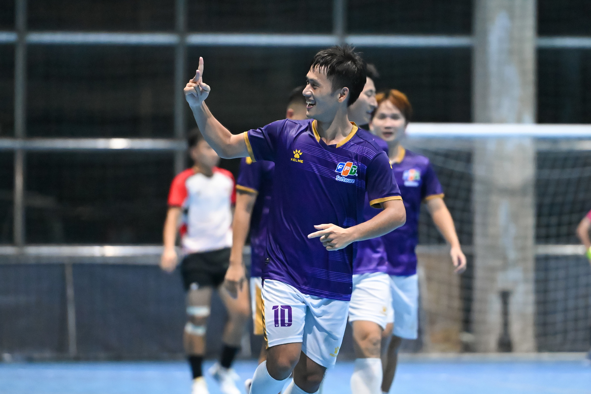 <p class="Normal" style="text-align:justify;"> Càng về cuối hiệp hai, đội bóng làng Giáo càng để lộ nhiều kẽ hở chí mạng. Đoàn quân FSOFT với lợi thế về người, đội hình đông đảo quy tụ nhiều cá nhân đột biến, kỹ thuật và tốc độ cao, thường xuyên áp sát và tranh bóng quyết liệt, không cho FE cơ hội đi bóng quá 2 đường chuyền. Sự bất lực và bế tắc đã lộ rõ trong những pha phối hợp của FE. Lần lượt Văn Thanh mang về cú đúp, và Ngọc Cường ghi bàn ấn định tỷ số 6-0, đem về chiến thắng đầy thuyết phục và thể hiện đẳng cấp của ứng cử viên vô địch FSOFT.</p>