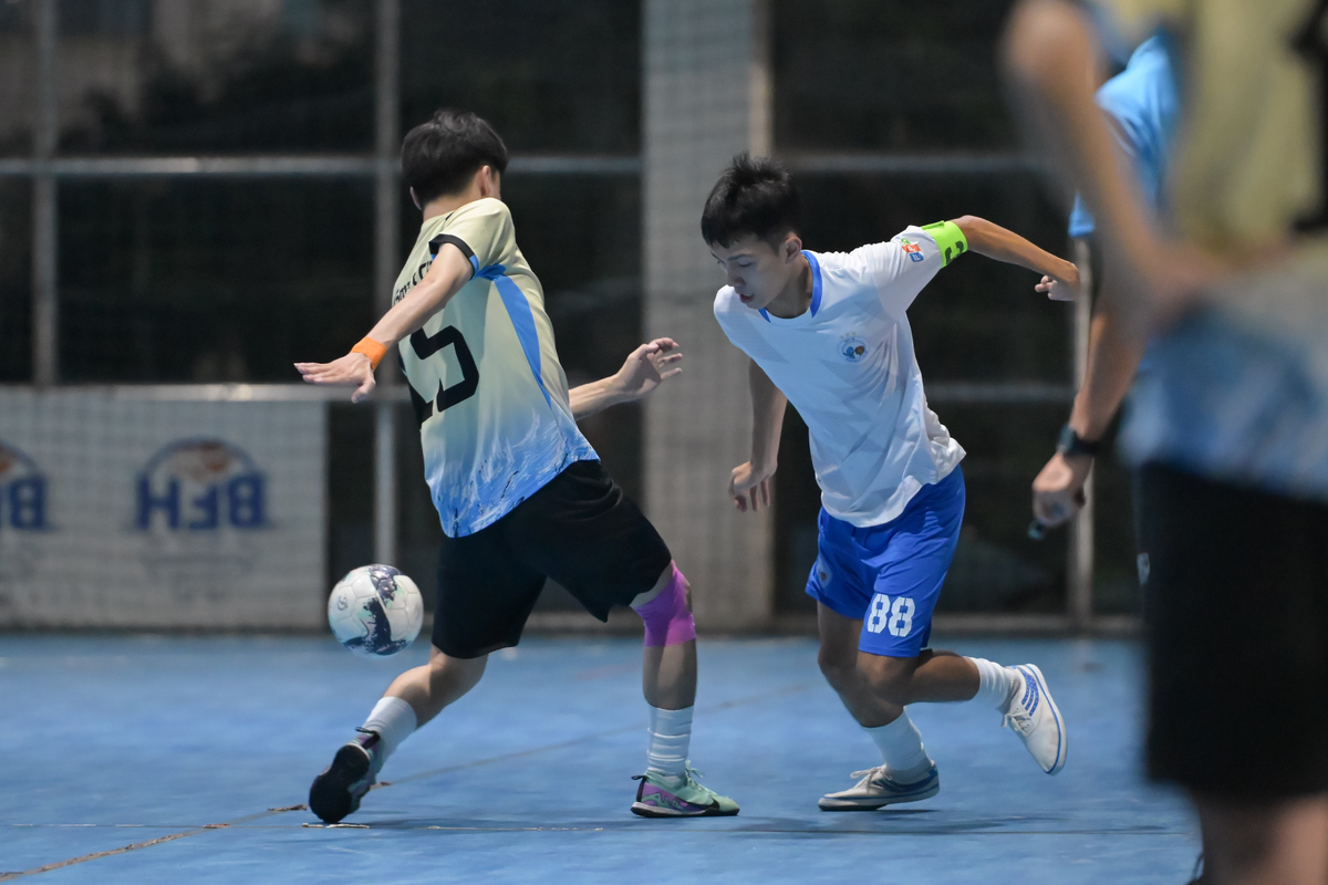 <p class="Normal" style="text-align:justify;"> Cơn địa chấn xảy ra tại trận bán kết nhánh bạc giữa FIS &lpar;áo trắng quần xanh&rpar; <span>và FCI </span>&lpar;áo vàng&rpar;<span>, khi đội “lót đường” lại giành chiến thắng trước nhà đương kim vô địch trong loạt sút luân lưu may rủi. </span></p> <p class="Normal" style="text-align:justify;"> <span>Tự tin với thế “cửa trên”, FIS nhập cuộc trận đấu đầy bình tĩnh, không vội vàng. Tấn Sơn với đôi chân kỹ thuật và mềm mại, cứ như đang nhảy múa giữa đội hình của đối phương. Phút thứ 6, khi FCI còn đang loay hoay chuẩn hóa hàng rào đá phạt, thì Tấn Sơn đã có cú đệm lòng dội thẳng vào khung thành của thủ môn Huy Thành, mở tỷ số 1-0 cho FIS.</span></p>