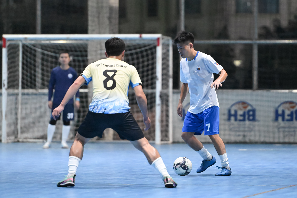 <p class="Normal" style="text-align:justify;"> Xét về đội hình, tuyển FIS có rất nhiều lợi thế trước FCI. Họ phối hợp bài bản, có chuyền chuẩn xác, thời gian cầm bóng nhiều hơn đối thủ và vô vàn cơ hội để nâng cao tỷ số. Thế nhưng, tất cả chỉ có thể mang những tiếng thở dài đầy tiếc nuối khi liên tục là các cú sút trượt đích và kém may mắn.</p> <p class="Normal" style="text-align:justify;"> Thủ thành FCI Huy Thành như được tiếp sức bởi cột dọc và xà ngang, chặn đứng mọi đường dứt điểm của FIS. Khi Trung Duy, Thành Đạt của FIS vẫn còn đang miệt mài tấn công hết lần này đến lần khác, thì sự cố đã xảy đến với khung thành đội nhà. Từ tình huống phạt góc cố định của FCI, Tấn Sơn lại là người chạm bóng thiếu kiểm soát, dẫn đến tình huống phản lưới nhà đáng tiếc.</p>