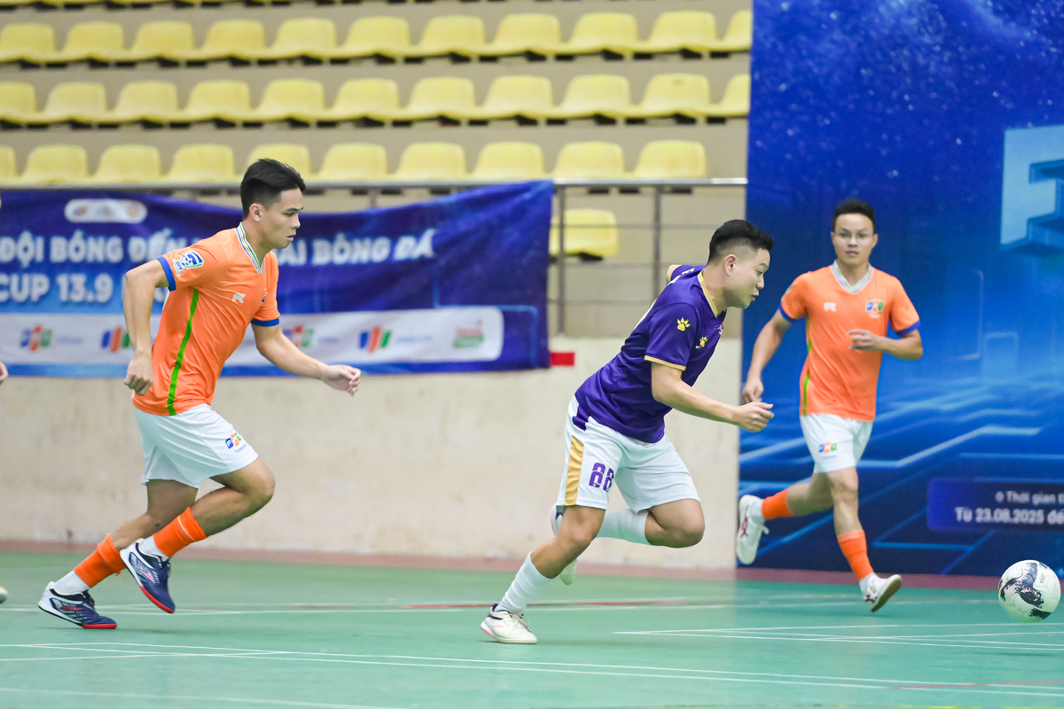 <p class="Normal" style="text-align:justify;"> Trận derby FPT giữa hai "ông lớn" mạnh nhất là FSOFT &lpar;áo tím&rpar; và FTEL &lpar;áo cam&rpar; diễn ra trong sự cổ vũ nhiệt thành của toàn thể đội bóng, ban huấn luyện và người hâm mộ của hai đội, và nhanh chóng trở nên kịch tính sau tiếng còi khai cuộc. Những tình huống cố định kéo dài trong vài phút đầu tiên đã tạo nên những nguy hiểm nhất định trước hàng phòng thủ tập trung của hai đội.</p> <p class="Normal" style="text-align:justify;"> FSOFT chủ động chơi chậm, lùi đội hình để giữ sức và gài bẫy đối thủ. Những đường chuyền ma được tung ra, chờ khoảnh khắc FTEL sơ hở để cướp bóng phản công. Đức Long là người khởi phát, phối hợp nhịp nhàng với số Ngọc Cường bật tường từ cánh, tạo cơ hội cho Văn Thanh băng vào nhưng chưa thể ghi bàn vì lỡ nhịp đỡ bóng ở vị trí sát gôn. Không chỉ vậy, “họng súng” đáng gờm như Việt Thắng cũng liên tục ra chân dứt điểm từ xa. Nguy hiểm liên tiếp ập về khung thành áo cam, khiến các cầu thủ Viễn thông phải căng mình cảnh giác.</p>