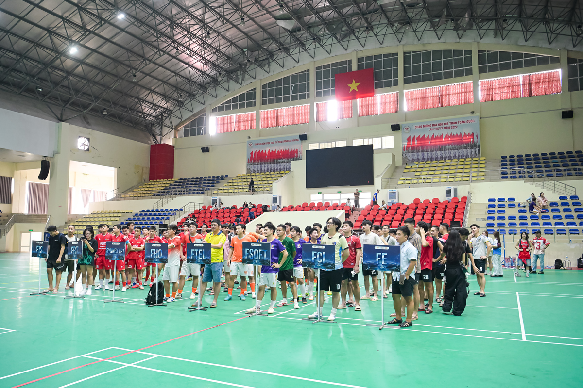 <p class="Normal" style="text-align:justify;"> Sau khi kết thúc 4 trận đấu, lễ bế mạc giải FPT Cup 13/9 diễn ra với sự tham gia của Chủ tịch FFF Phạm Minh Tuấn, Trưởng ban Văn hóa và Đoàn thể Nguyễn Thành Hưng, Giám đốc Nhân sự Bán lẻ FPT Hoàng Cao Chung, cùng toàn thể các cầu thủ, ban huấn luyện và cổ động viên các đội tuyển.</p>