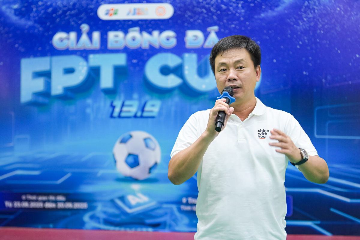 <p class="Normal" style="text-align:justify;"> Tại lễ bế mạc, Chủ tịch FFF Phạm Minh Tuấn gửi lời chúc mừng tới hai đội tuyển FTEL và FRT đã thành công đoạt cúp Vàng và cúp Bạc của giải đấu, sau những màn thể hiện tuyệt vời của cả hai đội tuyển trong giải đấu năm nay. Anh cũng gửi gắm mong muốn tới các cầu thủ, khi tham gia các giải bóng đá nội bộ sẽ luôn thi đấu hết sức, hết mình để tiếp tục đẩy mạnh phong trào bóng đá của FPT.</p>