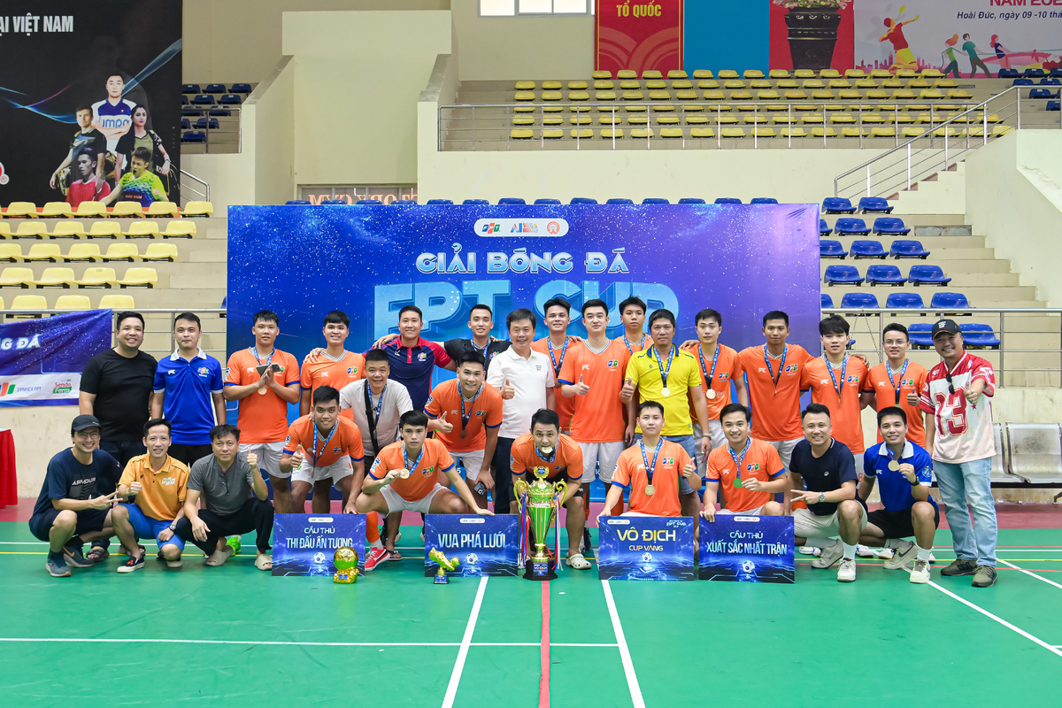 <p class="Normal" style="text-align:justify;"> Sau hàng loạt trận đấu nảy lửa, giải đấu FPT Cup 13/9 đã chính thức đi tới hồi kết. Theo thống kê từ BTC, giải đấu ghi nhận 178 bàn thắng, một con số kỷ lục trong lịch sử của giải đấu.</p> <p class="Normal" style="text-align:justify;"> Chung cuộc, thứ hạng của các đội trong giải đấu năm nay như sau:</p> <p class="Normal" style="text-align:justify;"> Cúp Vàng</p> <p class="Normal" style="text-align:justify;"> - Vô địch: FTEL &lpar;thuộc Viễn thông FPT&rpar;</p> <p class="Normal" style="text-align:justify;"> - Hạng Nhì: FSOFT &lpar;thuộc Phần mềm FPT&rpar;</p> <p class="Normal" style="text-align:justify;"> - Hạng Ba: FE &lpar;thuộc Giáo dục FPT&rpar;</p> <p class="Normal" style="text-align:justify;"> - Hạng Tư: FHO &lpar;thuộc FPT HO&rpar;</p> <p class="Normal" style="text-align:justify;"> Cúp Bạc:</p> <p class="Normal" style="text-align:justify;"> - Hạng Nhất: FRT &lpar;thuộc Bán lẻ FPT&rpar;</p> <p class="Normal" style="text-align:justify;"> - Hạng Nhì: FCI &lpar;thuộc FPT Smart Cloud&rpar;</p> <p class="Normal" style="text-align:justify;"> - Hạng Ba: FIS &lpar;thuộc FPT IS&rpar;</p> <p class="Normal" style="text-align:justify;"> - Hạng Tư: SynnexFPT &lpar;thuộc SynnexFPT&rpar;</p> <p class="Normal" style="text-align:justify;"> Hạng mục giải phụ:</p> <p class="Normal" style="text-align:justify;"> - Cầu thủ xuất sắc nhất: Phan Viết Thiện - FTEL</p> <p class="Normal" style="text-align:justify;"> - Thủ môn xuất sắc nhất: Nguyễn Công Định - FSOFT</p> <p class="Normal" style="text-align:justify;"> - Cầu thủ thi đấu ấn tượng nhất: Nguyễn Sơn Trà - FTEL</p> <p class="Normal" style="text-align:justify;"> - Hội cổ động viên náo nhiệt nhất: FSOFT &lpar;thuộc Phần mềm FPT&rpar;</p>