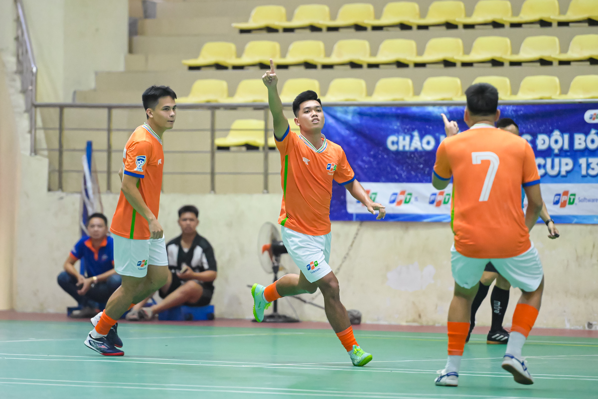 <p class="Normal" style="text-align:justify;"> Thế nhưng, khi FSOFT còn loay hoay tìm đường xuyên phá, chính FTEL lại tung đòn bất ngờ. Từ một pha phản công gọn gàng bằng những đường chuyền ngắn chính xác, Viết Thiện xoay trụ cực nhanh trước vòng cấm, tung cú đệm lòng hiểm hóc, hạ gục thủ thành Ngọc Định từ cánh phải, mở tỷ số cho FTEL. Chưa kịp hoàn hồn sau bàn thua đầu tiên, FSOFT lại phải nhận thêm “gáo nước lạnh”. Hiếu Trung của FTEL tung đường chọc khe sắc lẹm, xé toang hàng thủ đối phương. Sơn Trà khống chế gọn gàng, phối hợp cùng Viết Thiện trong pha làm tường mẫu mực, trước khi tung cú dứt điểm quyết đoán không cho thủ môn Ngọc Định cơ hội cản phá, nâng tỉ số lên 2-0.</p> <p class="Normal" style="text-align:justify;"> Không chấp nhận bị dẫn bàn trước khi hiệp 1 kết thúc, FSOFT thay người liên tục để giữ nhịp pressing. Vẫn là những Công Đức, Anh Tuấn và Văn Thanh liên tục phối hợp, chơi “bài” để gây sức ép, nhưng bàn thắng mãi chẳng đến. Và khi hiệp 1 về những phút cuối cùng, đội bóng Phần mềm “liều lĩnh” thực hiện powerplay đầy bất ngờ. Thế nhưng “canh bạc” này nhanh chóng phản tác dụng. Phút 20, từ pha tấn công không thành, “thủ môn” Đức Long không kịp quay trở lại gôn, để Viết Thiện bứt tốc, đón đường chọc khe của đồng đội, lạnh lùng dứt điểm, nâng tỷ số lên 3-0 cho FTEL.</p>