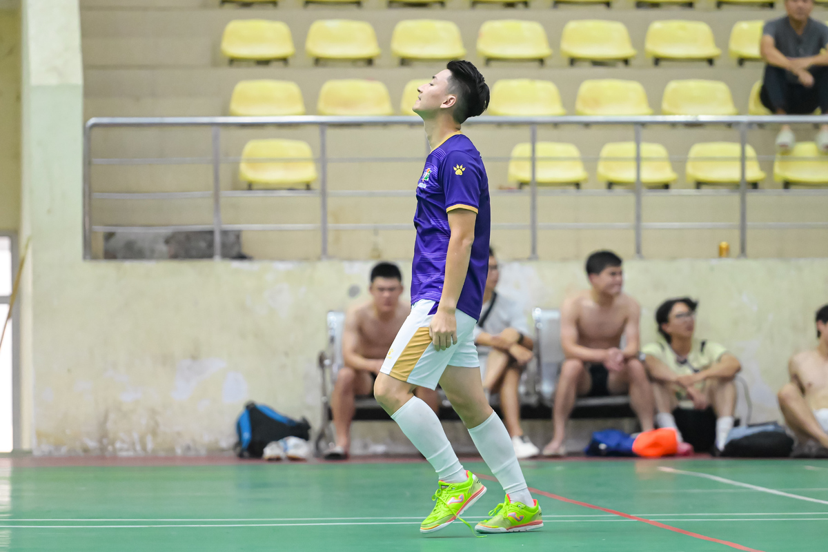 <p class="Normal" style="text-align:justify;"> Bước vào hiệp 2, FSOFT đối diện thử thách khổng lồ khi bị dẫn trước ba bàn. Họ nỗ lực tổ chức lại thế trận, kiên trì tấn công trong sự cổ vũ cuồng nhiệt từ khán đài. Công Đức để lại dấu ấn với pha băng vào dứt điểm cận thành, nhưng thủ môn Thanh Tùng FTEL cứu thua xuất sắc. Không còn lựa chọn, FSOFT lại tung ra chiến thuật powerplay, dồn cả đội hình sang phần sân đối thủ. Thế nhưng, mạo hiểm này lại phản tác dụng khi họ tiếp tục nhận thêm 3 bàn thua nữa từ những đường phản công của Hùng Thiện, Viết Thiện và Công Định.</p> <p class="Normal" style="text-align:justify;"> Dù nỗ lực muộn màng giúp FSOFT có bàn rút ngắn tỉ số bởi Tuấn Anh ở phút 39, nhưng đó cũng chỉ là điểm sáng hiếm hoi. Trận thắng 6-1 đã chứng minh bản lĩnh và sức mạnh của FTEL, đội bóng hàng đầu FPT, trở thành tân vương của FPT Cup 13/9.</p>