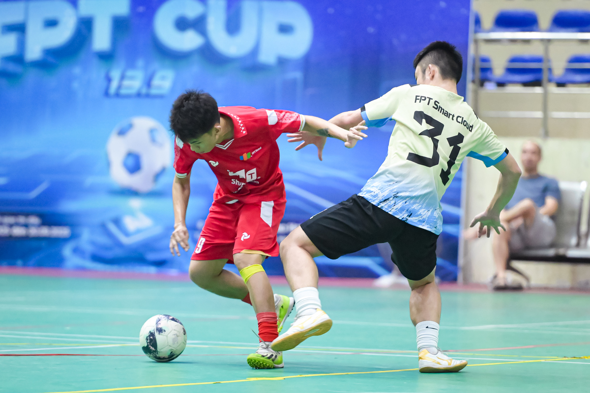 <p class="Normal" style="text-align:justify;"> Trận chung kết cúp bạc giữa FCI &lpar;áo xanh&rpar; và FRT &lpar;áo đỏ&rpar; được coi là cuộc đối đầu của hai kẻ kiên trì và nhiệt huyết. Sau trận thắng đầy kỳ tích ở bán kết, đội quân FCI như nắm được “bí kíp” của riêng mình, tự tin để bước vào trận tái đấu với nhà Bán lẻ. Ngay từ những phút đầu, không khí trên sân đã nóng lên theo từng nhịp bóng.</p> <p class="Normal" style="text-align:justify;"> FCI lựa chọn thế trận phòng ngự lùi sâu, chờ thời phản công. Nhưng cũng chính điều đó lại tạo cơ hội để các chiến binh FRT len lỏi và tạo bất ngờ ngay từ phút đầu tiên. Sau vài đường bóng “mồi nhử”, Mạnh Cường đã có đường phất bổng chính xác, như đặt bóng vào đầu của Anh Tuấn để dứt điểm hạ gục thủ môn, mở tỉ số 1-0 cho FRT.</p>